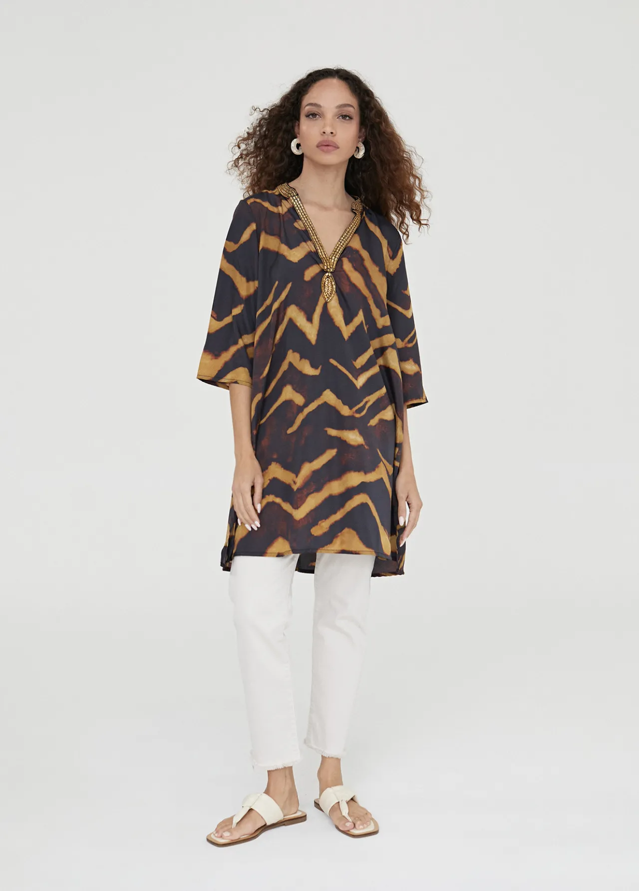caftan_corto_estampado_cebra_0.webp Lola Casademunt Camisas Y Blusas | Baño<Caftan corto estampado cebra NEGRO-METAL