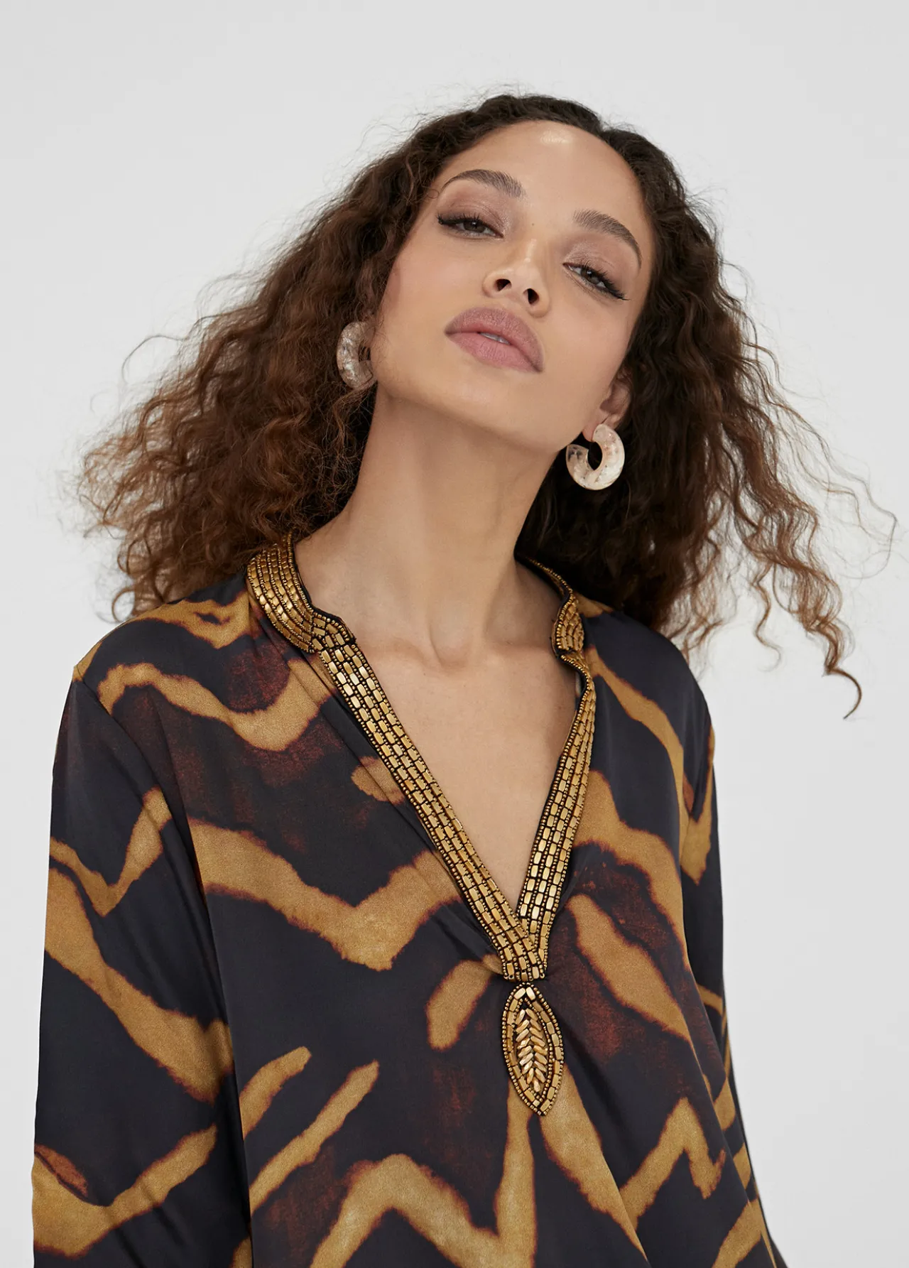 caftan_corto_estampado_cebra_1.webp Lola Casademunt Camisas Y Blusas | Baño<Caftan corto estampado cebra NEGRO-METAL
