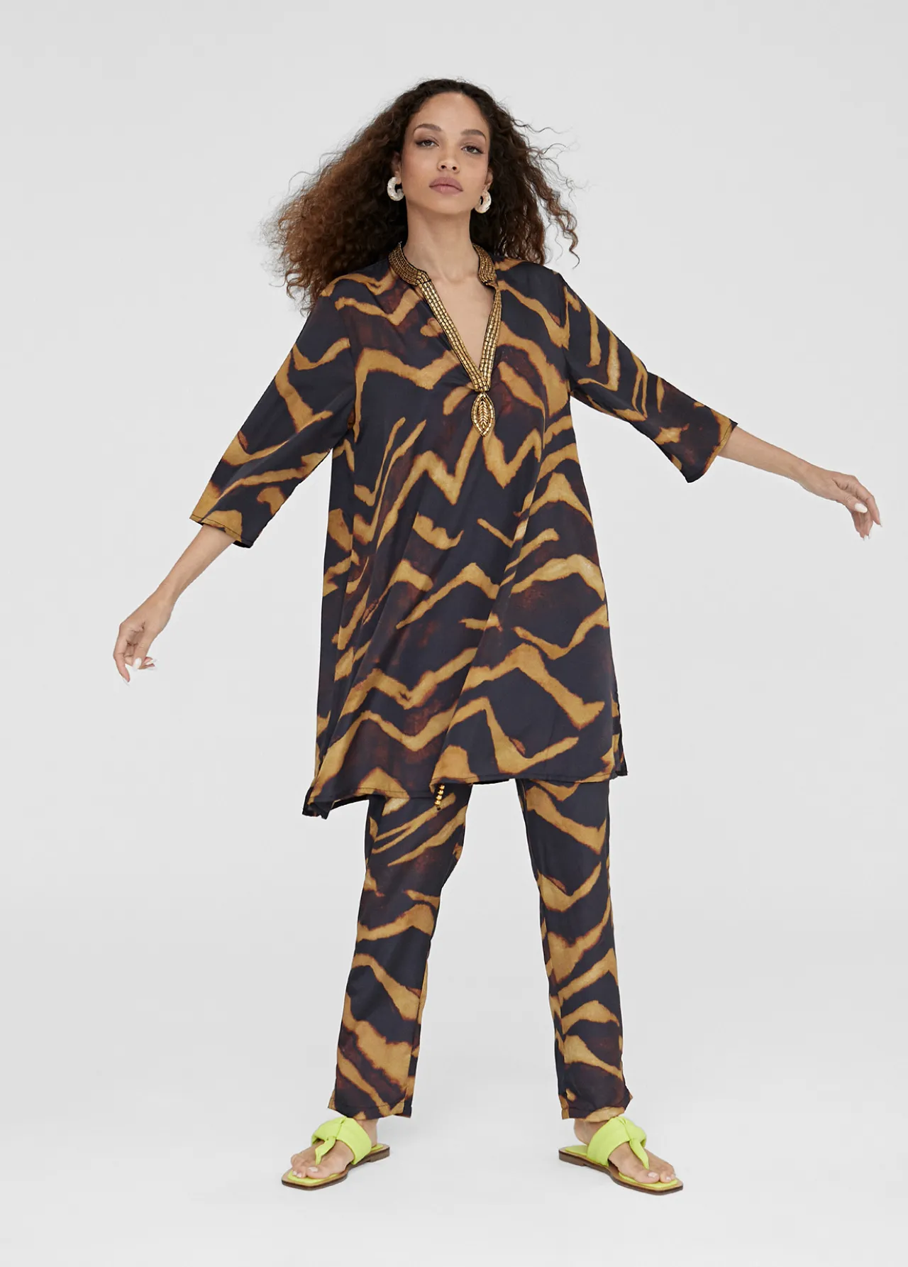 caftan_corto_estampado_cebra_3.webp Lola Casademunt Camisas Y Blusas | Baño<Caftan corto estampado cebra NEGRO-METAL