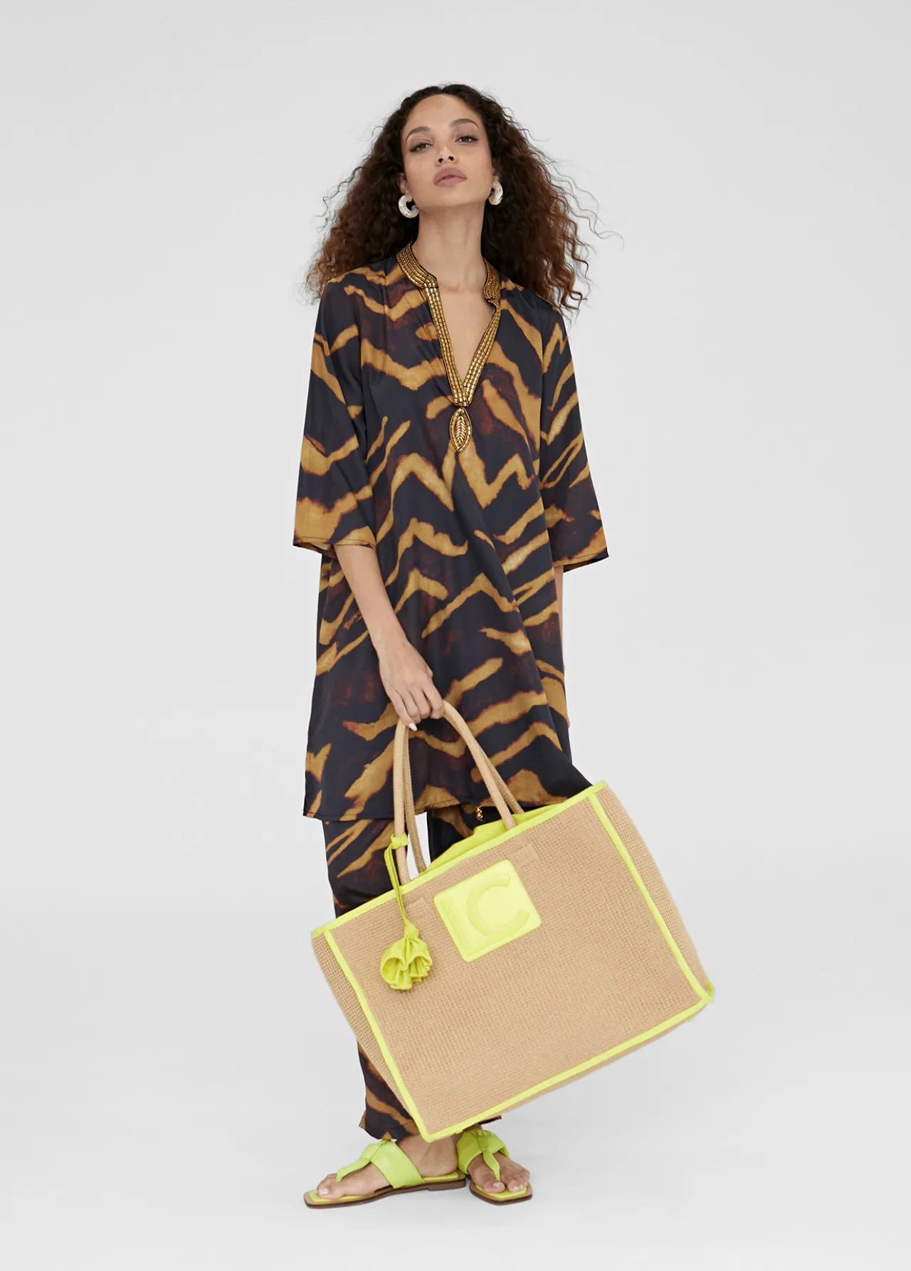 caftan_corto_estampado_cebra_4.webp Lola Casademunt Camisas Y Blusas | Baño<Caftan corto estampado cebra NEGRO-METAL