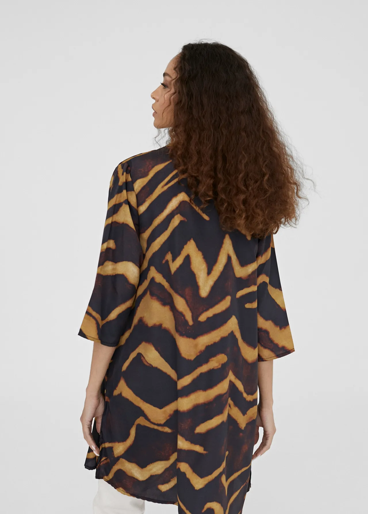 caftan_corto_estampado_cebra_5.webp Lola Casademunt Camisas Y Blusas | Baño<Caftan corto estampado cebra NEGRO-METAL