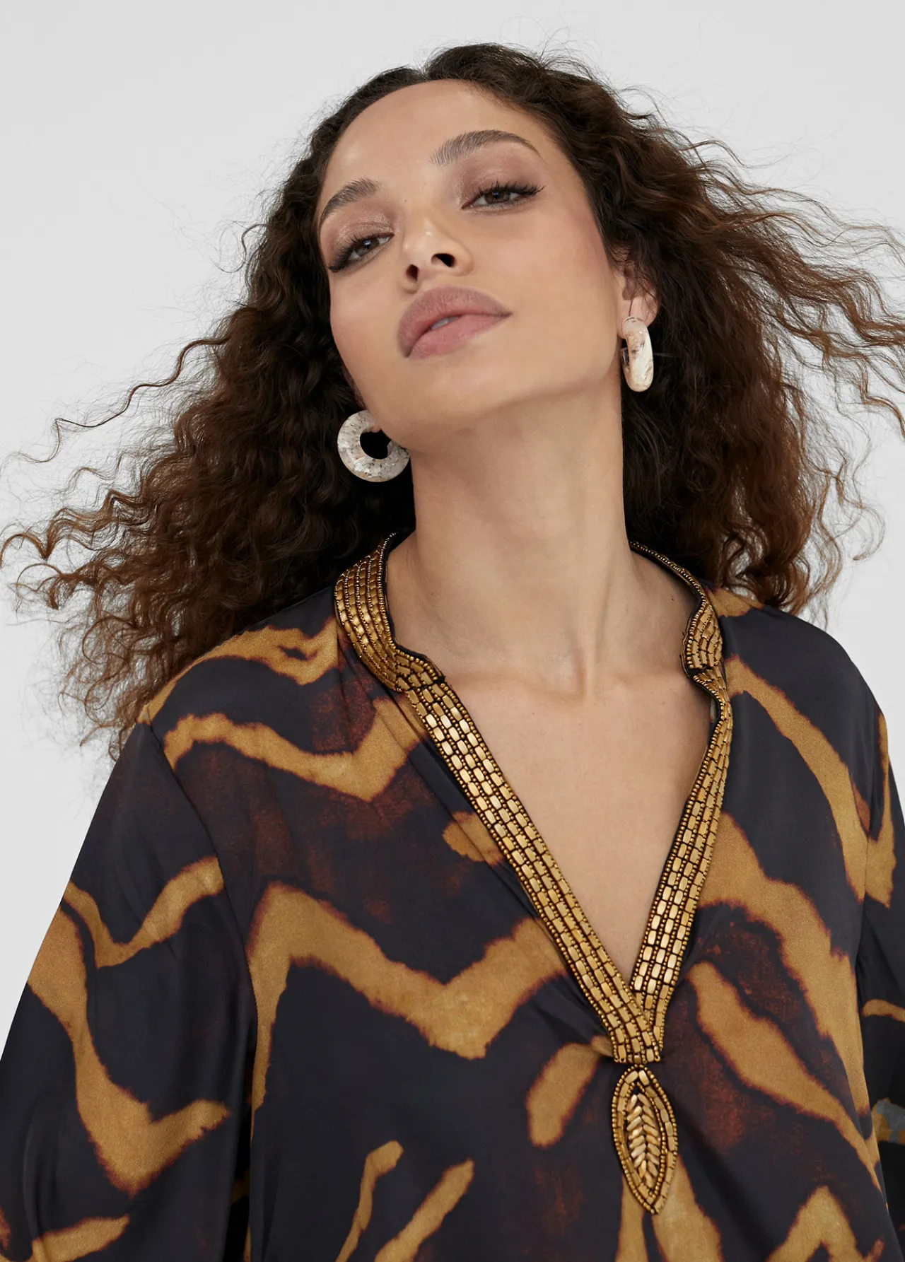 caftan_corto_estampado_cebra_6.webp Lola Casademunt Camisas Y Blusas | Baño<Caftan corto estampado cebra NEGRO-METAL