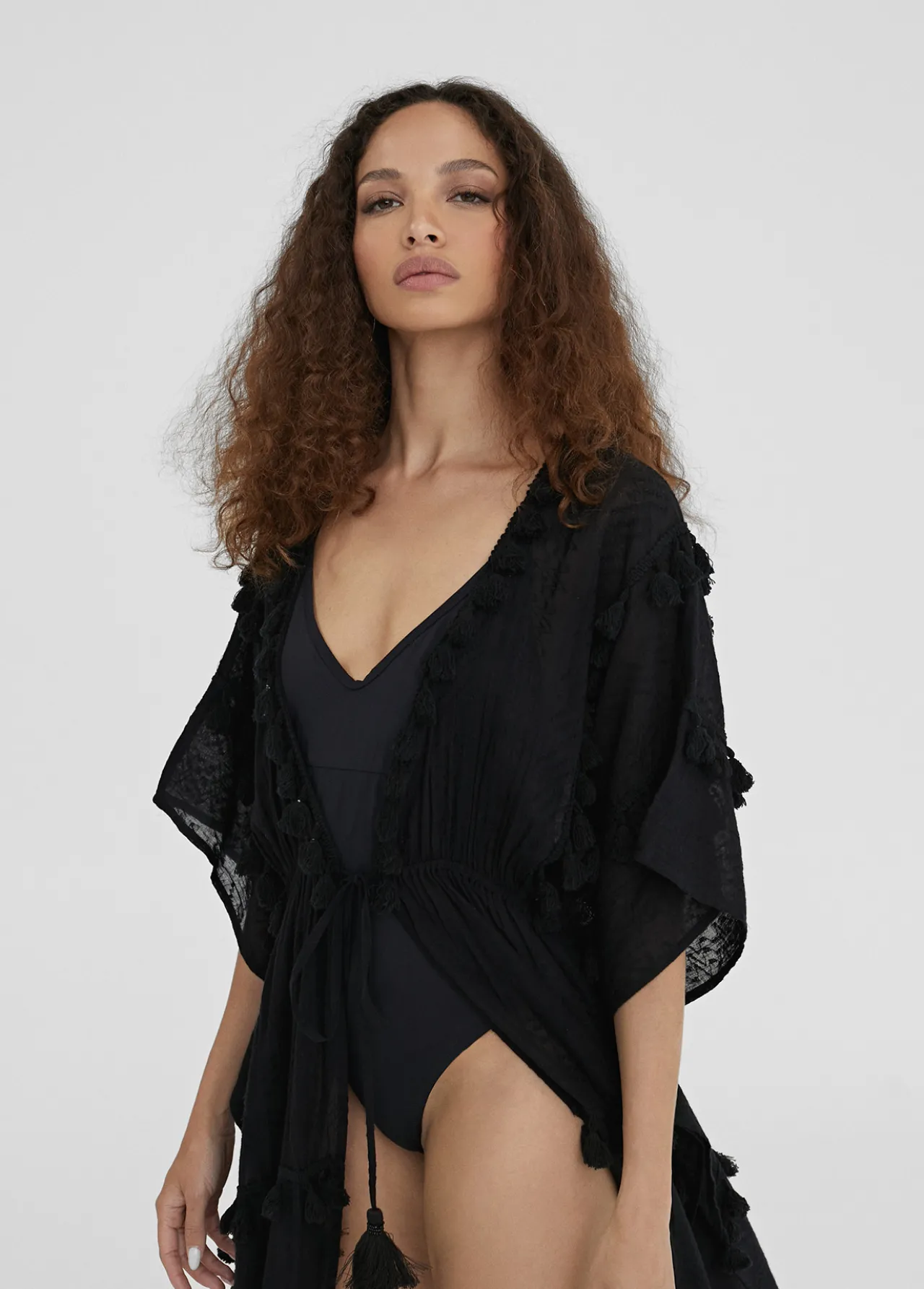 caftan_largo_con_pompones_3.webp Lola Casademunt Baño<Caftan largo con pompones NEGRO