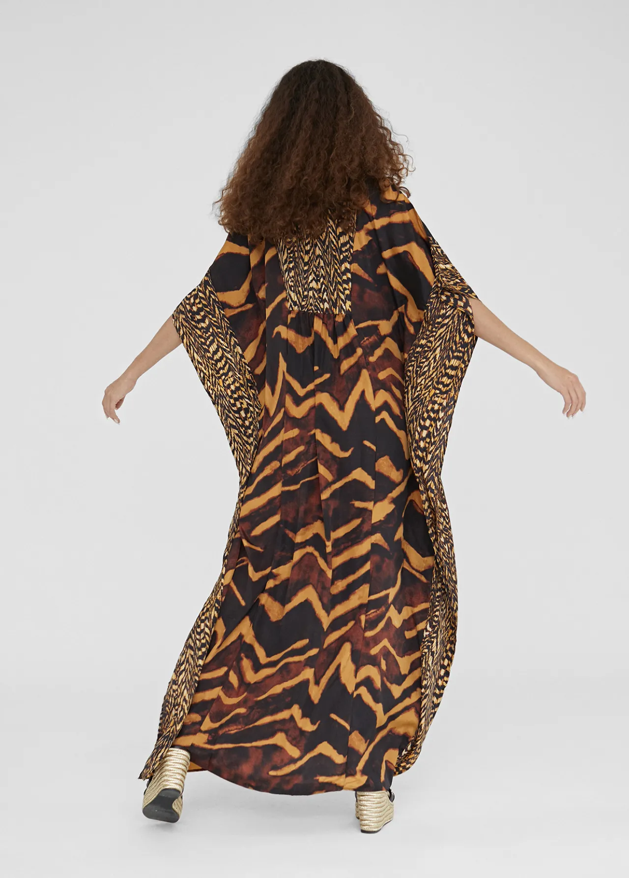 caftan_largo_print_animal_5.webp Lola Casademunt Baño<Caftan largo print animal NEGRO-MARRON
