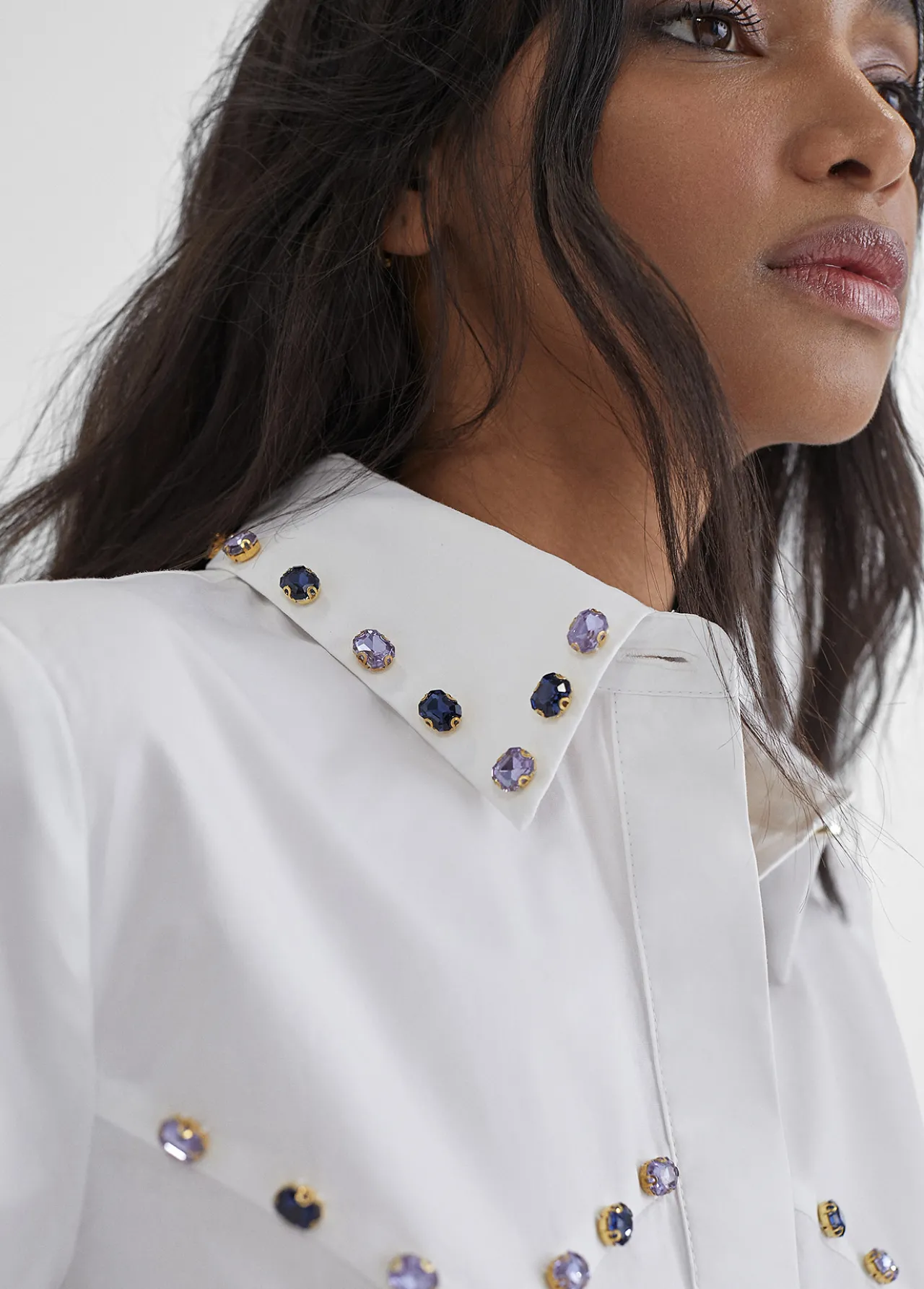 camisa_con_detalle_joyas_1.webp Lola Casademunt Camisas Y Blusas<Camisa con detalle joyas BLANCO