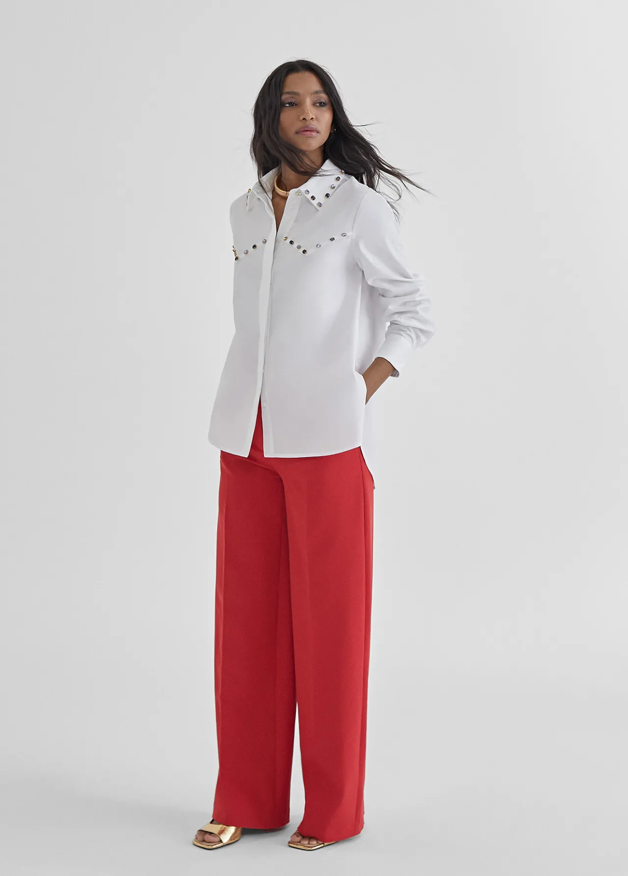 camisa_con_detalle_joyas_3.webp Lola Casademunt Camisas Y Blusas<Camisa con detalle joyas BLANCO