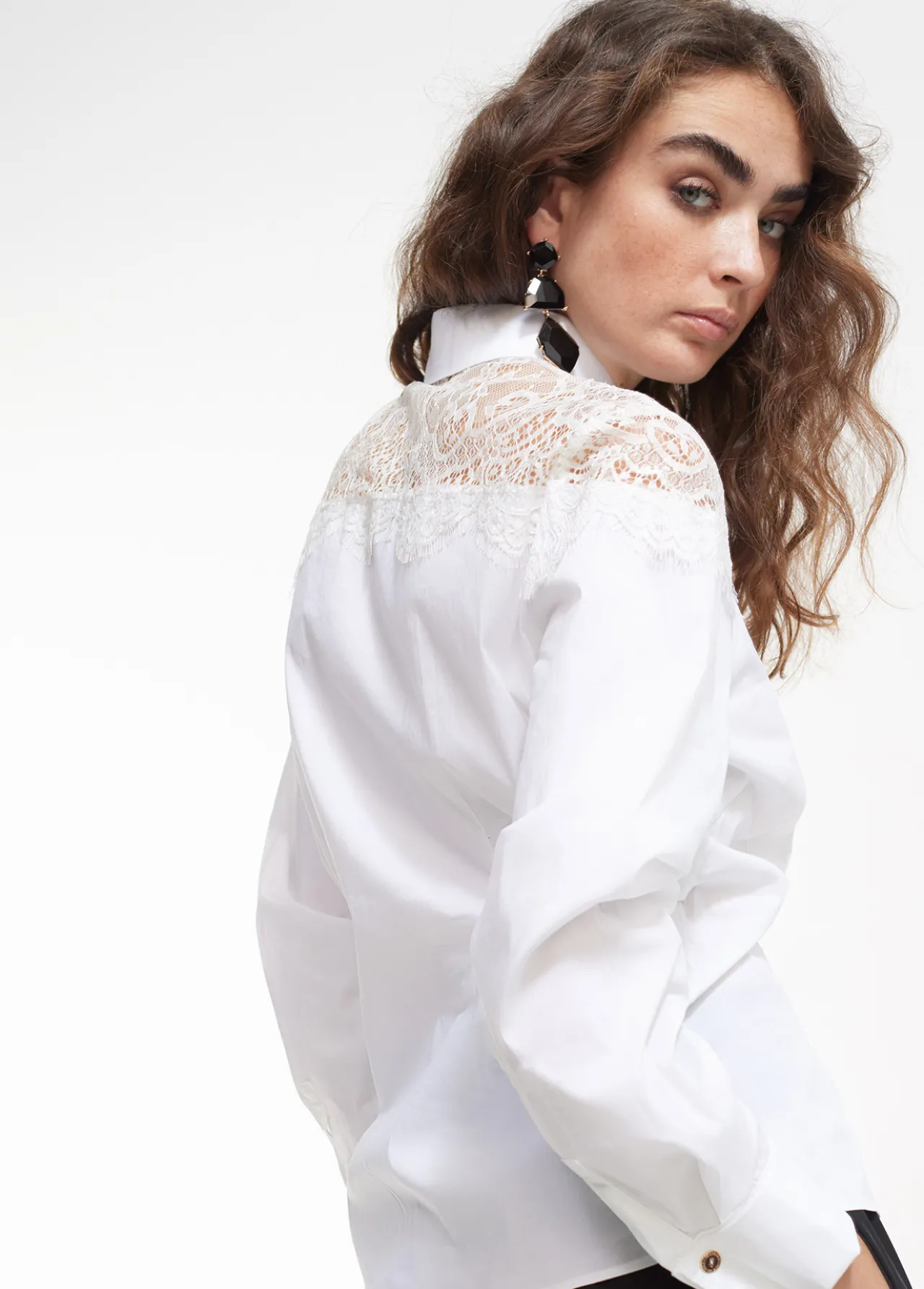 camisa_con_encaje_2.webp Lola Casademunt Camisas Y Blusas<Camisa con encaje NEGRO