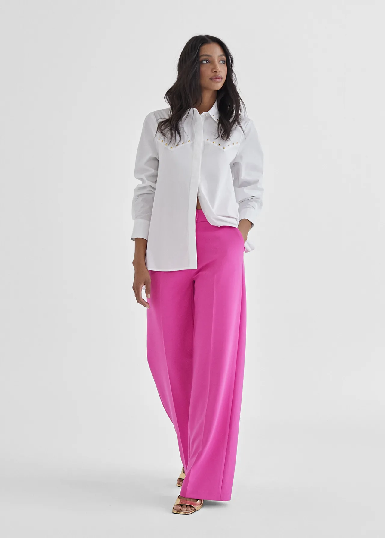 camisa_con_tachas_0.webp Lola Casademunt Camisas Y Blusas<Camisa con tachas BLANCO