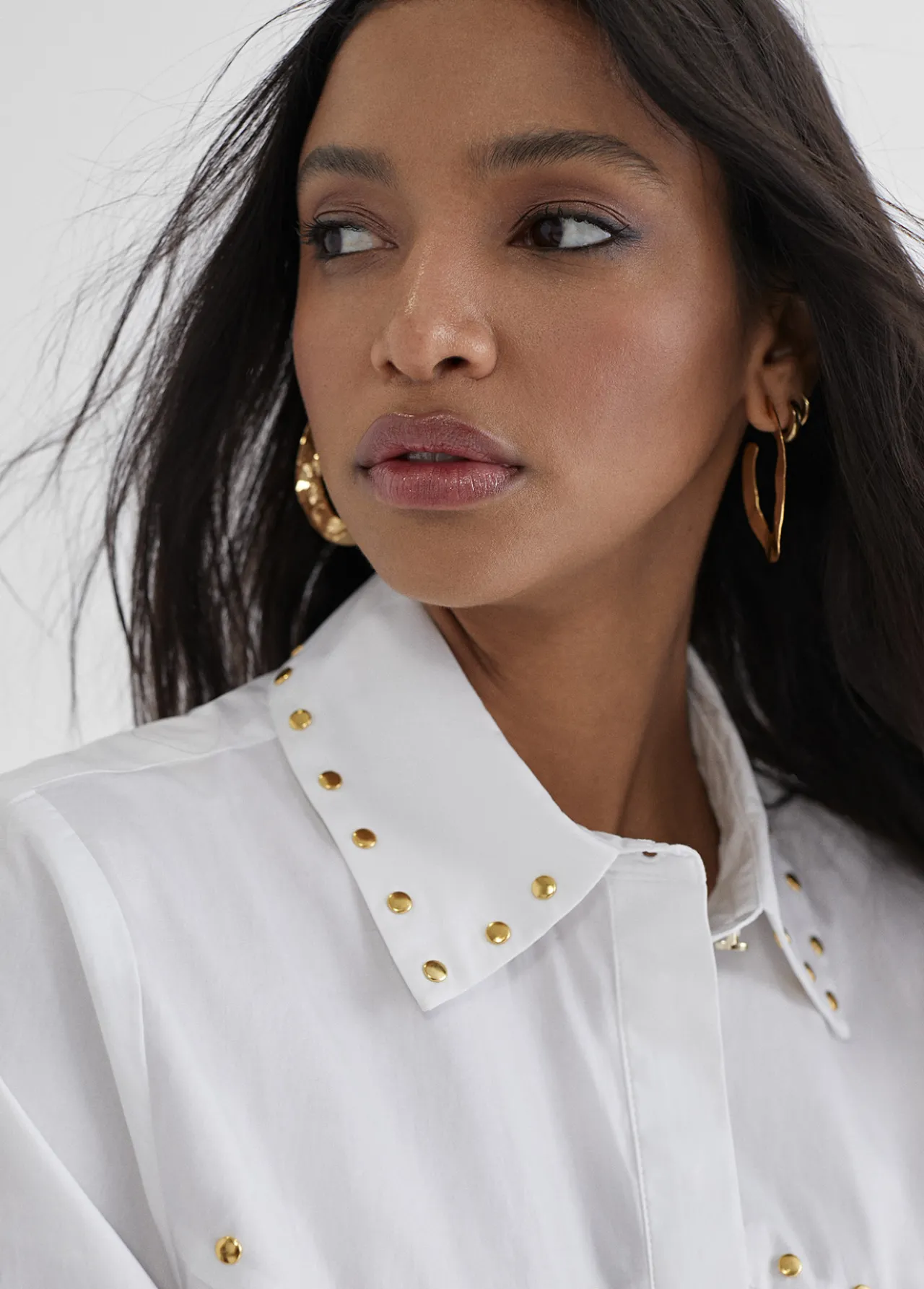 camisa_con_tachas_1.webp Lola Casademunt Camisas Y Blusas<Camisa con tachas BLANCO