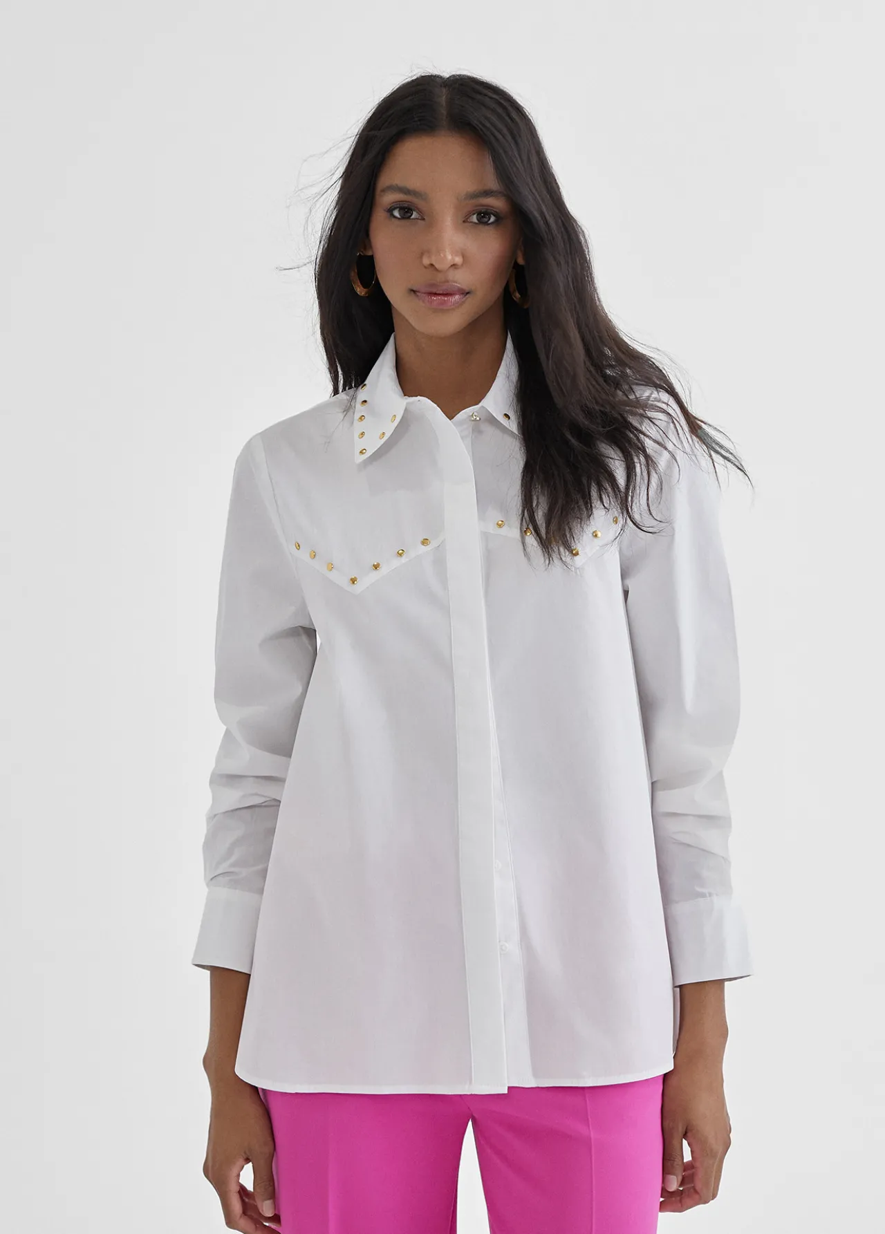 camisa_con_tachas_2.webp Lola Casademunt Camisas Y Blusas<Camisa con tachas BLANCO
