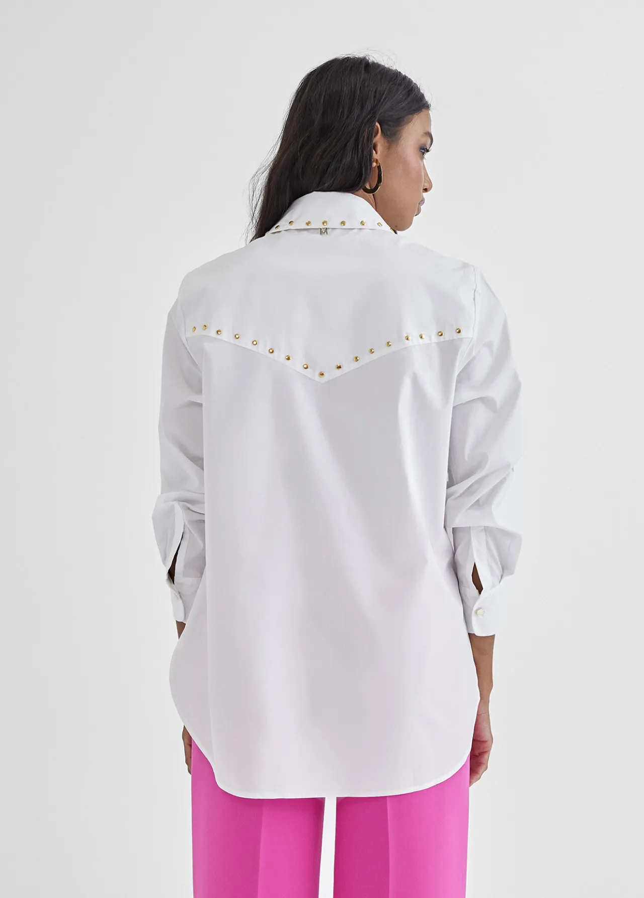 camisa_con_tachas_4.webp Lola Casademunt Camisas Y Blusas<Camisa con tachas BLANCO