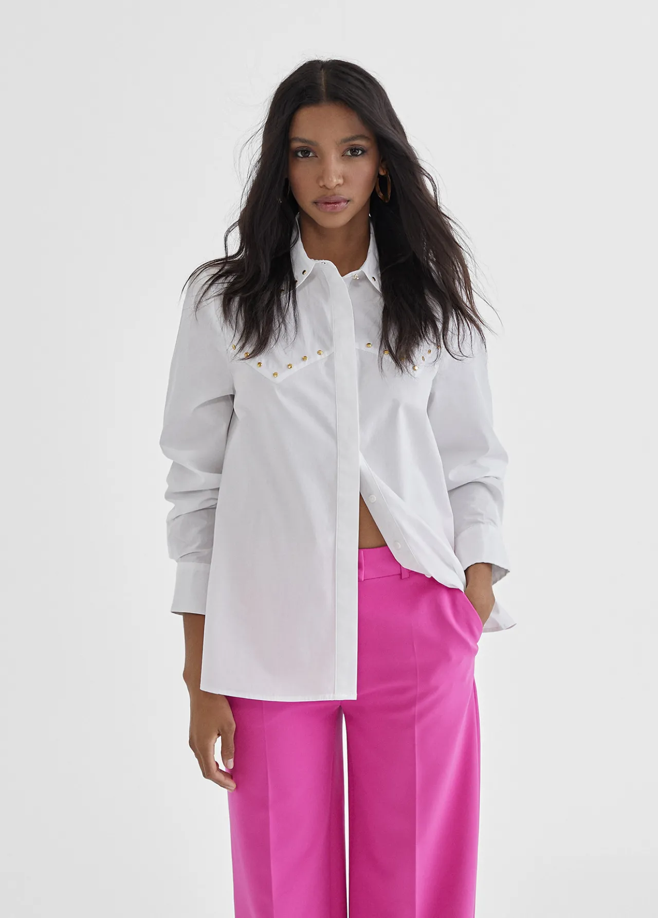 camisa_con_tachas_5.webp Lola Casademunt Camisas Y Blusas<Camisa con tachas BLANCO