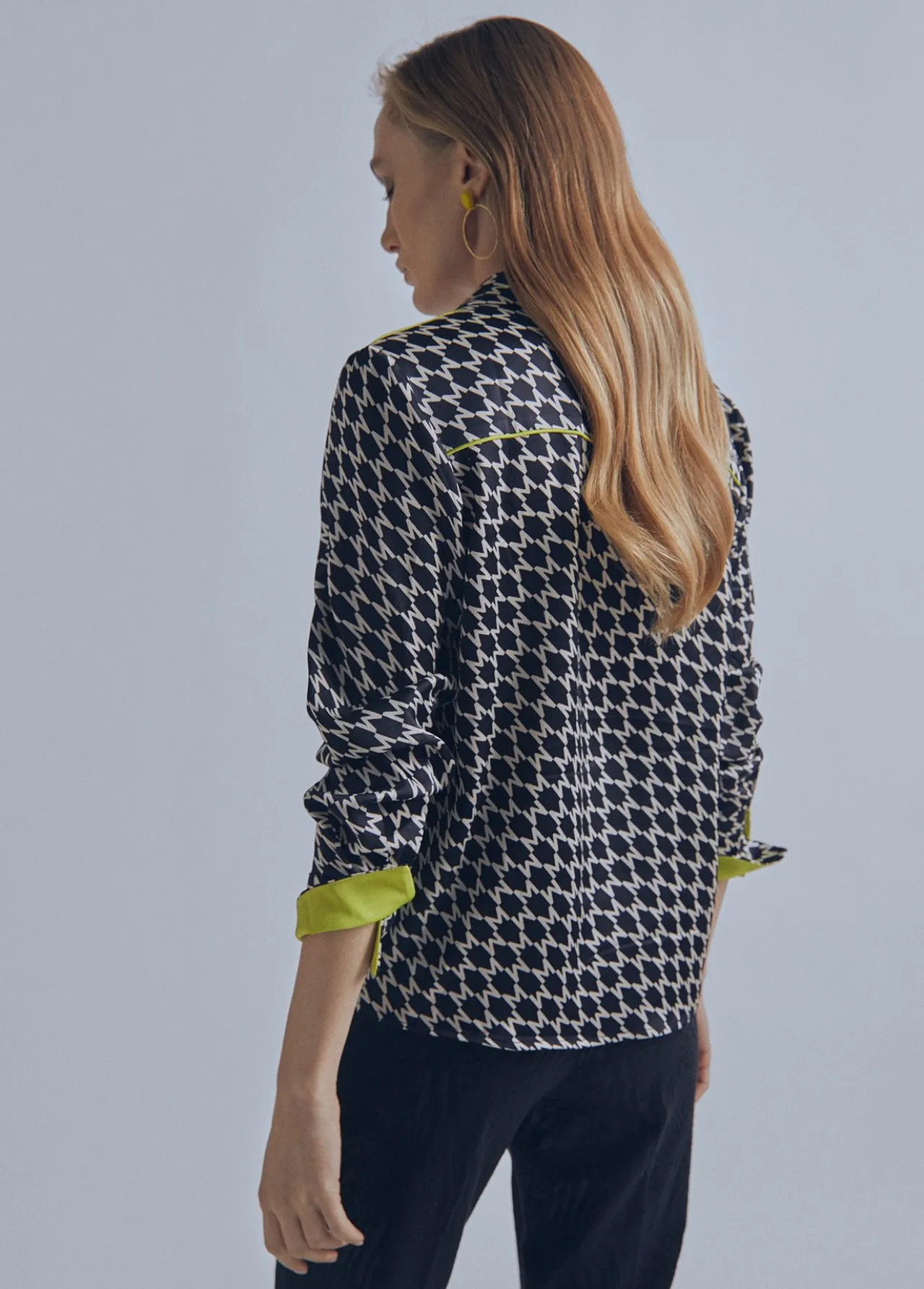 camisa_detalle_fluor__ropa__lola_casademunt_3.webp Lola Casademunt Camisas Y Blusas<Camisa detalle fluor | Ropa | Lola Casademunt NEGRO