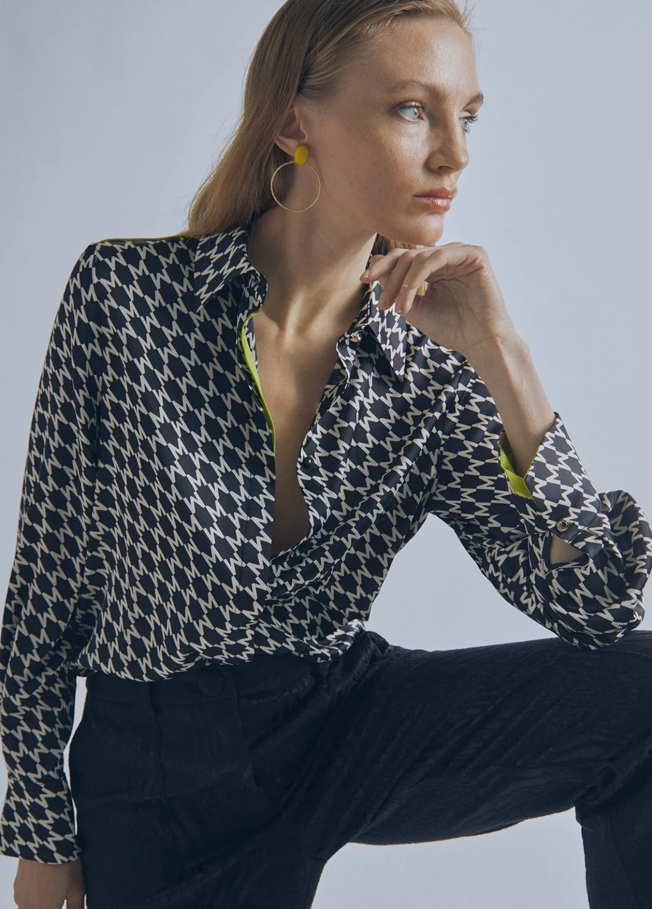 camisa_detalle_fluor__ropa__lola_casademunt_4.webp Lola Casademunt Camisas Y Blusas<Camisa detalle fluor | Ropa | Lola Casademunt NEGRO