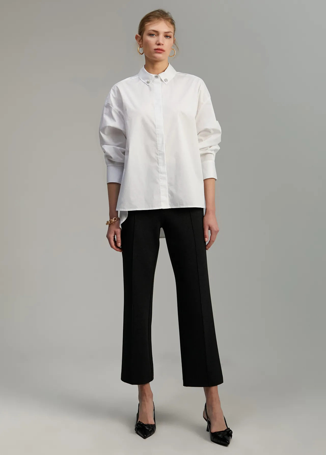 camisa_detalle_joya_1-1.webp Lola Casademunt Camisas Y Blusas<Camisa detalle joya BLANCO