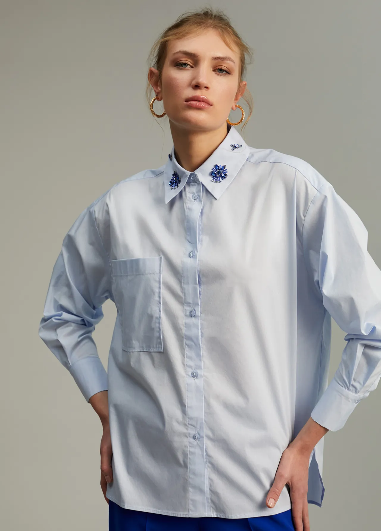 camisa_detalle_joya_4.webp Lola Casademunt Camisas Y Blusas<Camisa detalle joya CELESTE