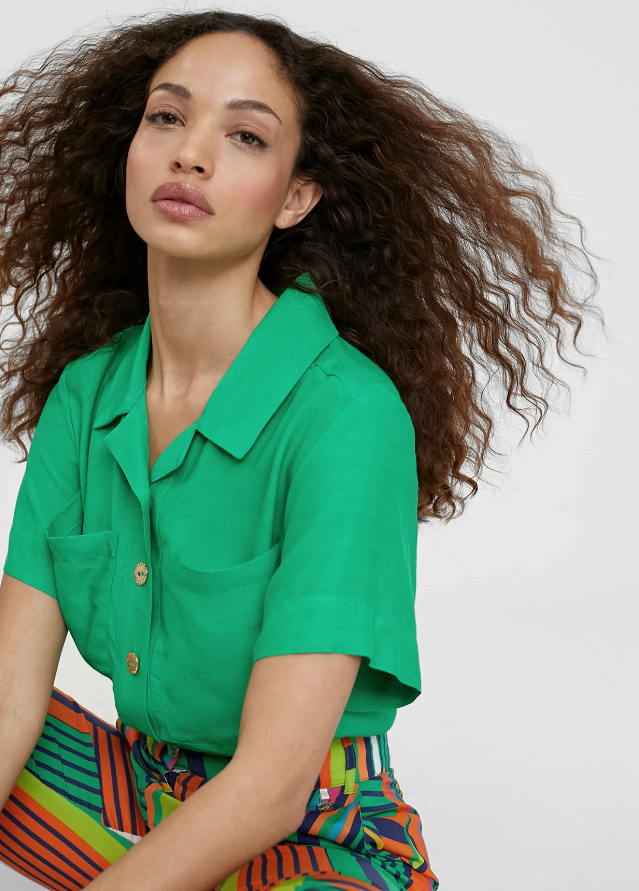 camisa_fluida_con_bolsillos_2-1.webp Lola Casademunt Camisas Y Blusas<Camisa fluida con bolsillos FUCSIA