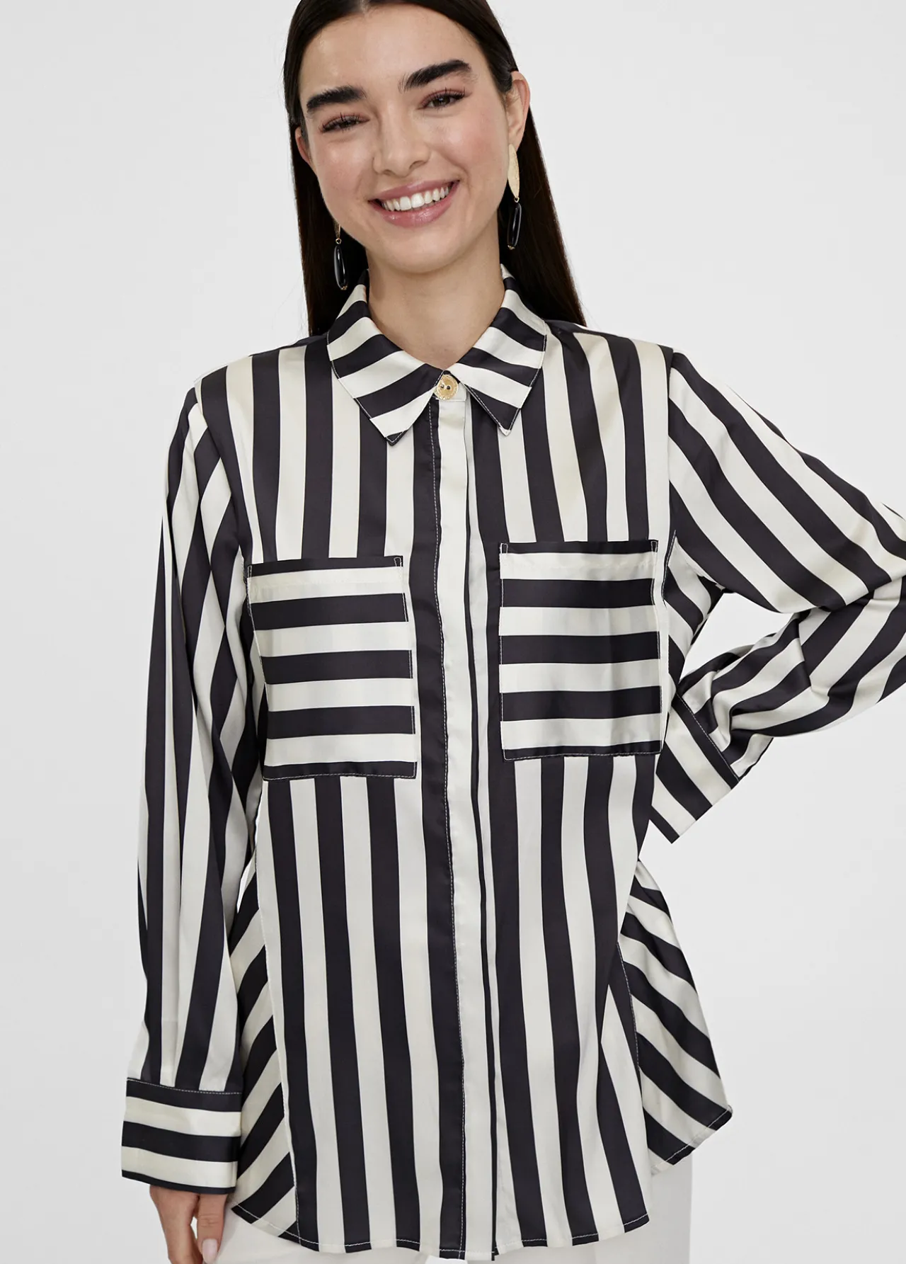 camisa_fluida_de_rayas_0.webp Lola Casademunt Camisas Y Blusas<Camisa fluida de rayas NEGRO-BLANCO