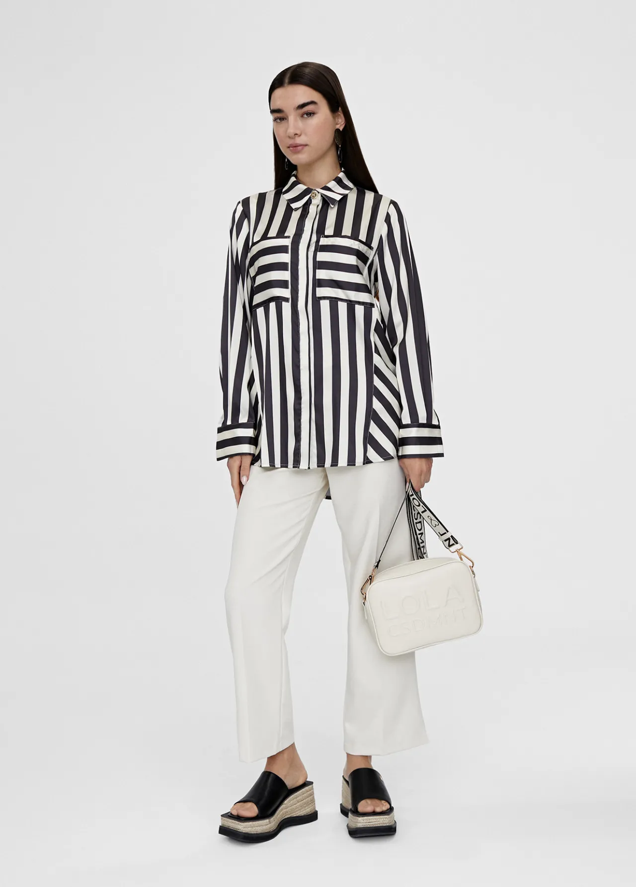 camisa_fluida_de_rayas_1.webp Lola Casademunt Camisas Y Blusas<Camisa fluida de rayas NEGRO-BLANCO