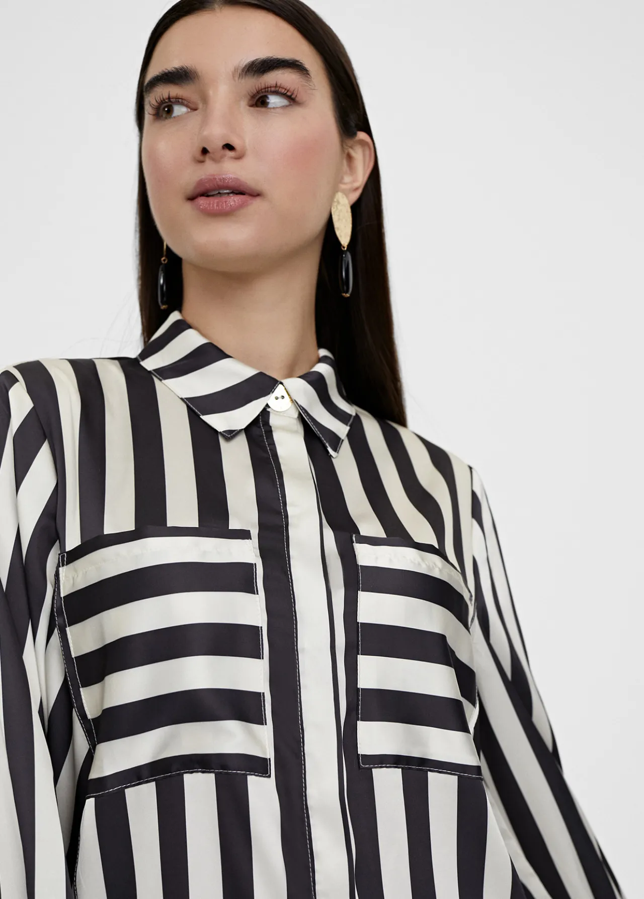 camisa_fluida_de_rayas_2.webp Lola Casademunt Camisas Y Blusas<Camisa fluida de rayas NEGRO-BLANCO