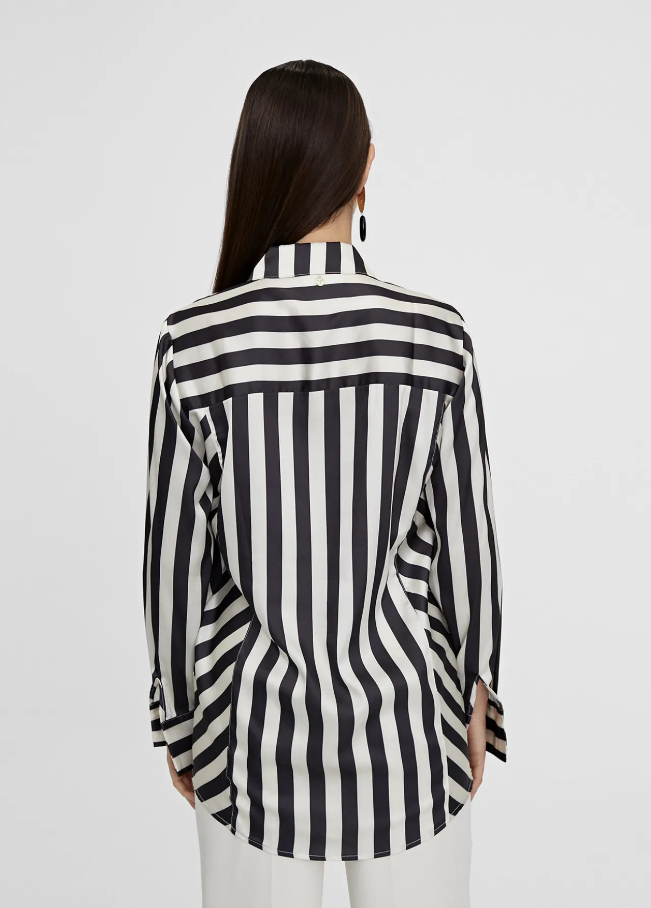 camisa_fluida_de_rayas_3.webp Lola Casademunt Camisas Y Blusas<Camisa fluida de rayas NEGRO-BLANCO
