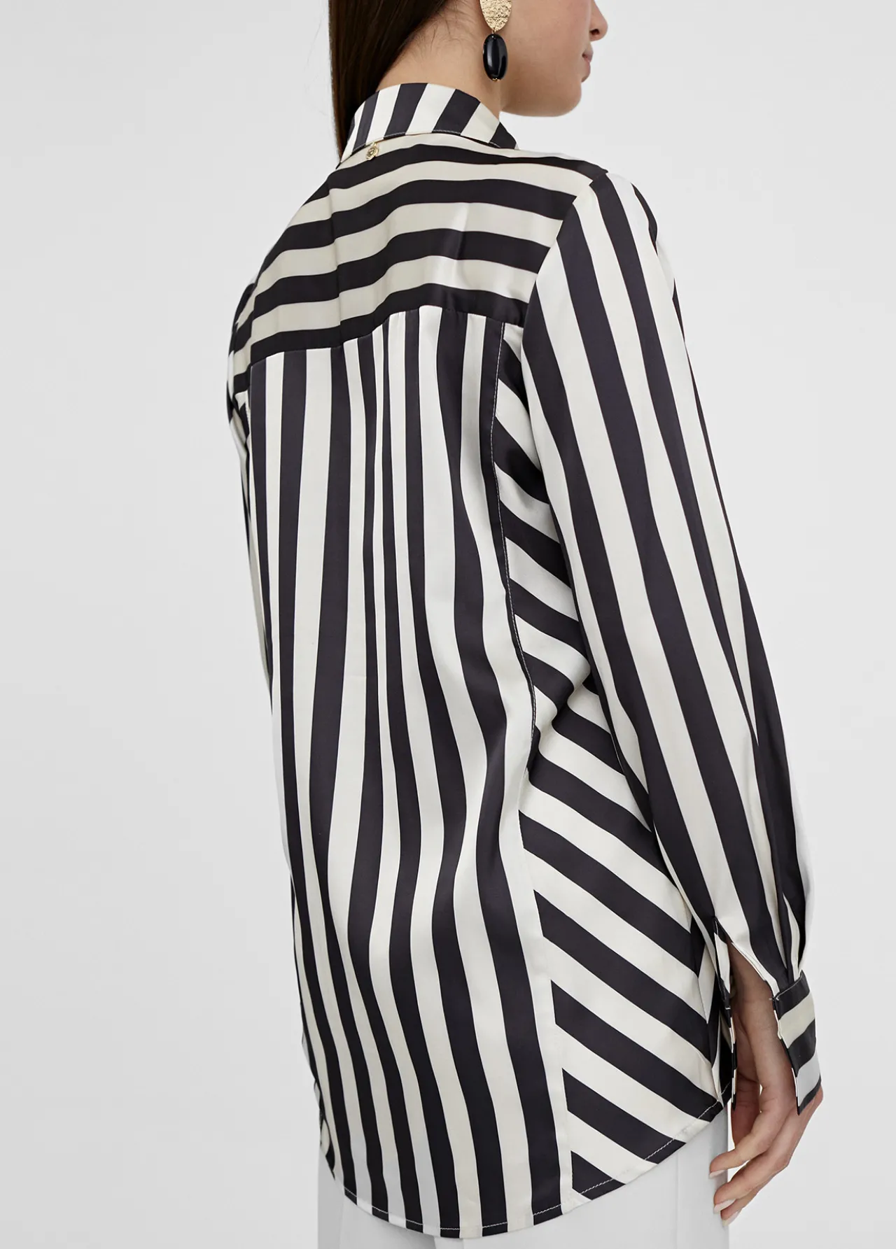 camisa_fluida_de_rayas_4.webp Lola Casademunt Camisas Y Blusas<Camisa fluida de rayas NEGRO-BLANCO