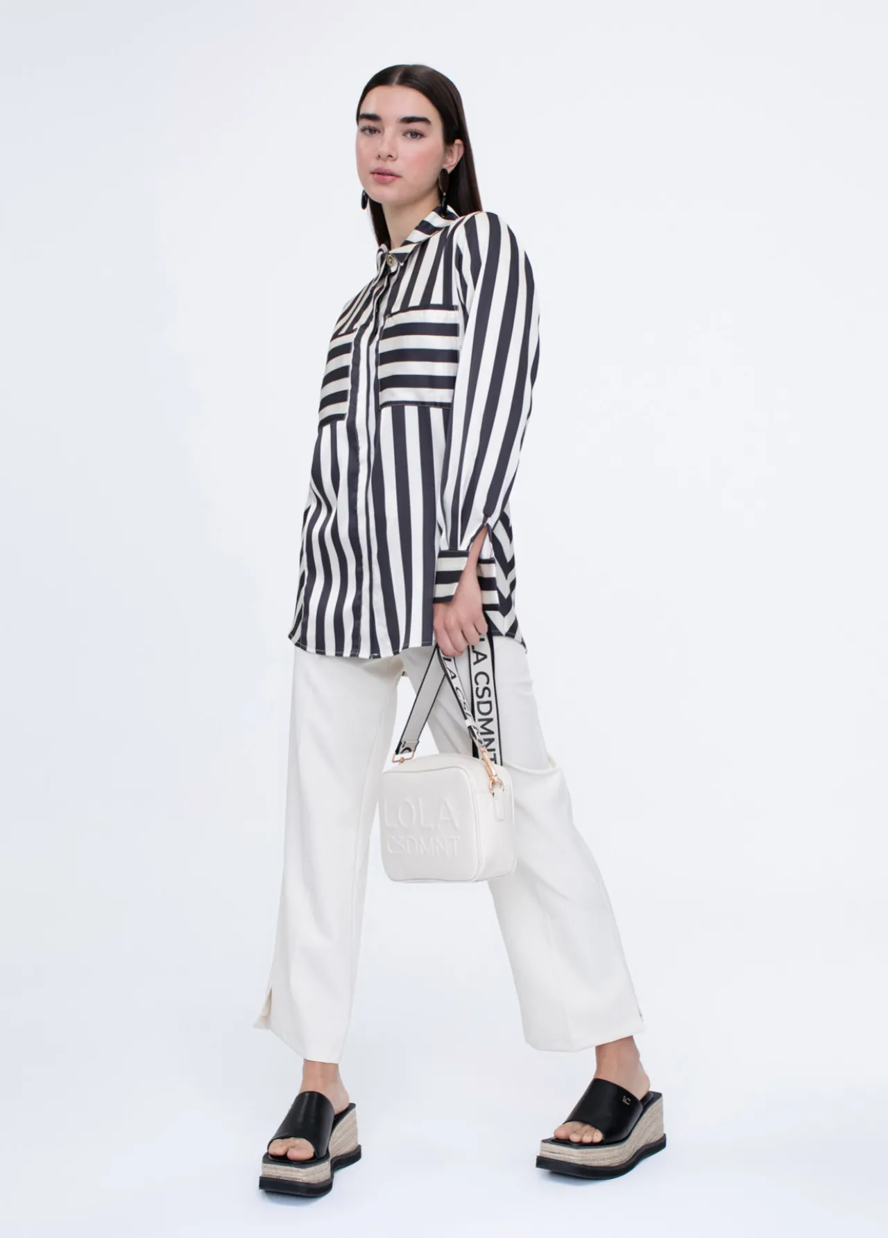 camisa_fluida_de_rayas_5.webp Lola Casademunt Camisas Y Blusas<Camisa fluida de rayas NEGRO-BLANCO