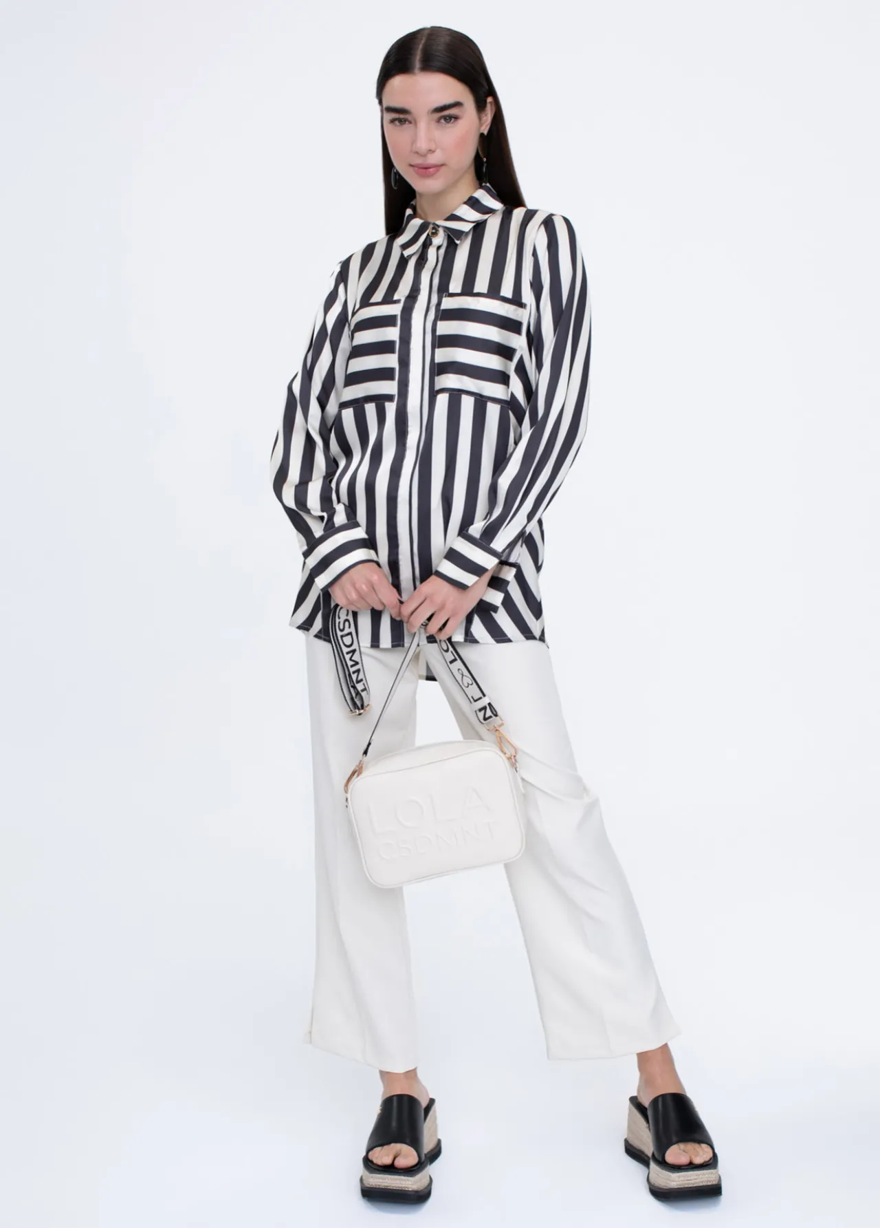 camisa_fluida_de_rayas_6.webp Lola Casademunt Camisas Y Blusas<Camisa fluida de rayas NEGRO-BLANCO