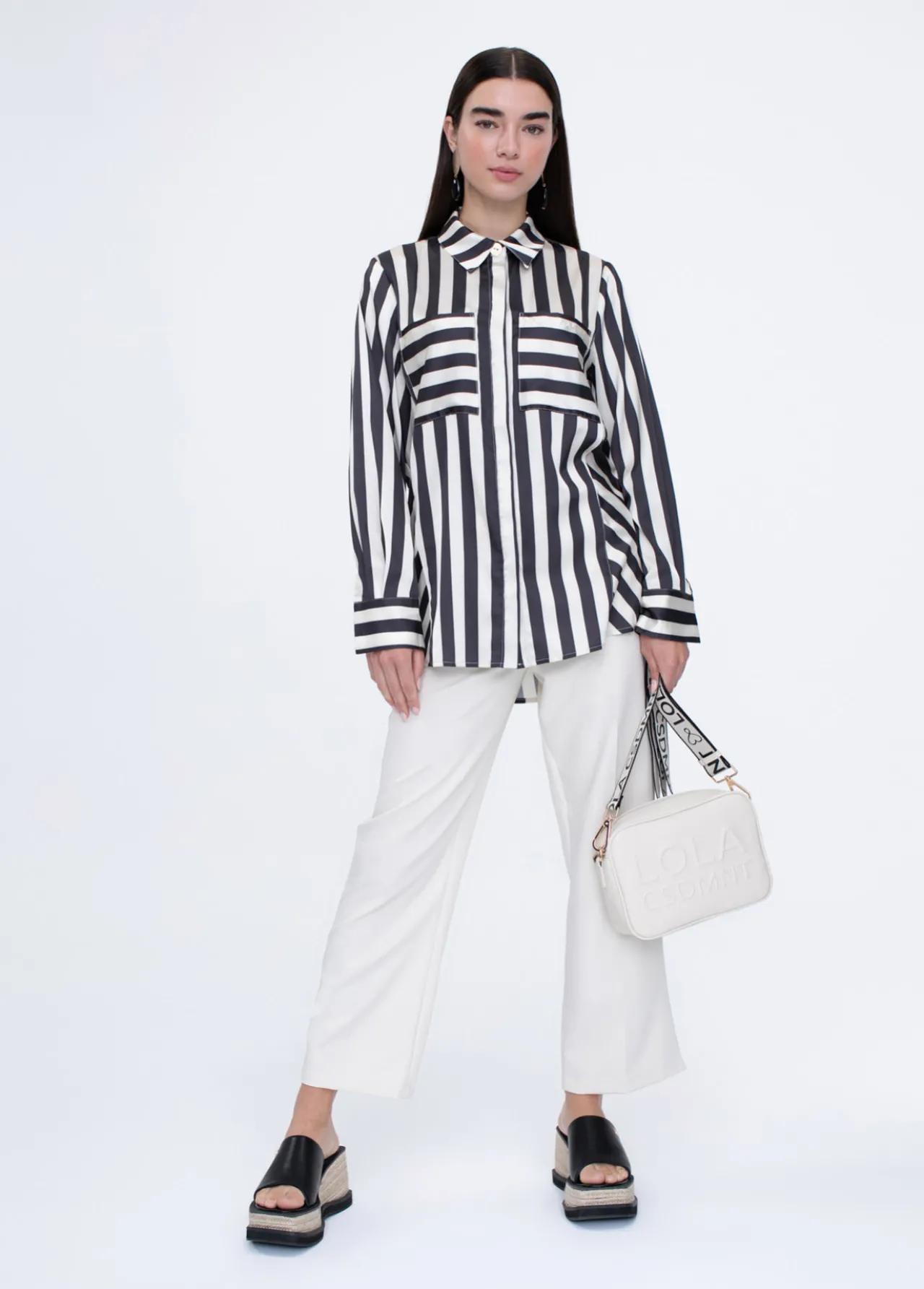camisa_fluida_de_rayas_7.webp Lola Casademunt Camisas Y Blusas<Camisa fluida de rayas NEGRO-BLANCO