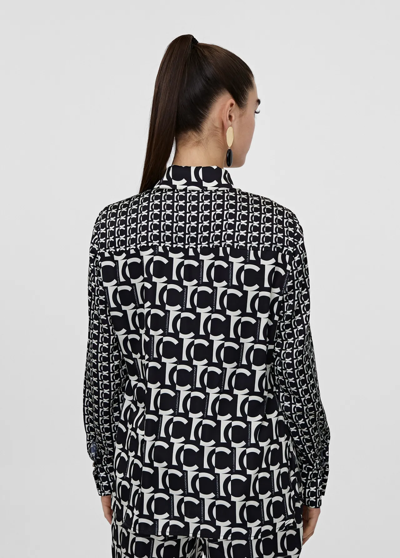 camisa_fluida_monograma_4.webp Lola Casademunt Camisas Y Blusas<Camisa fluida monograma NEGRO-BLANCO