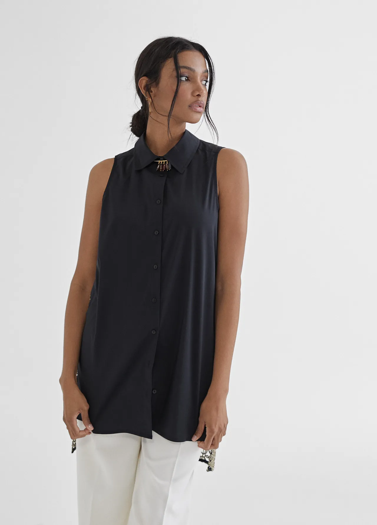 camisa_larga_con_bordado_fantasia_6.webp Lola Casademunt Camisetas Y Tops | Camisas Y Blusas<Camisa larga con bordado fantasia NEGRO-METAL