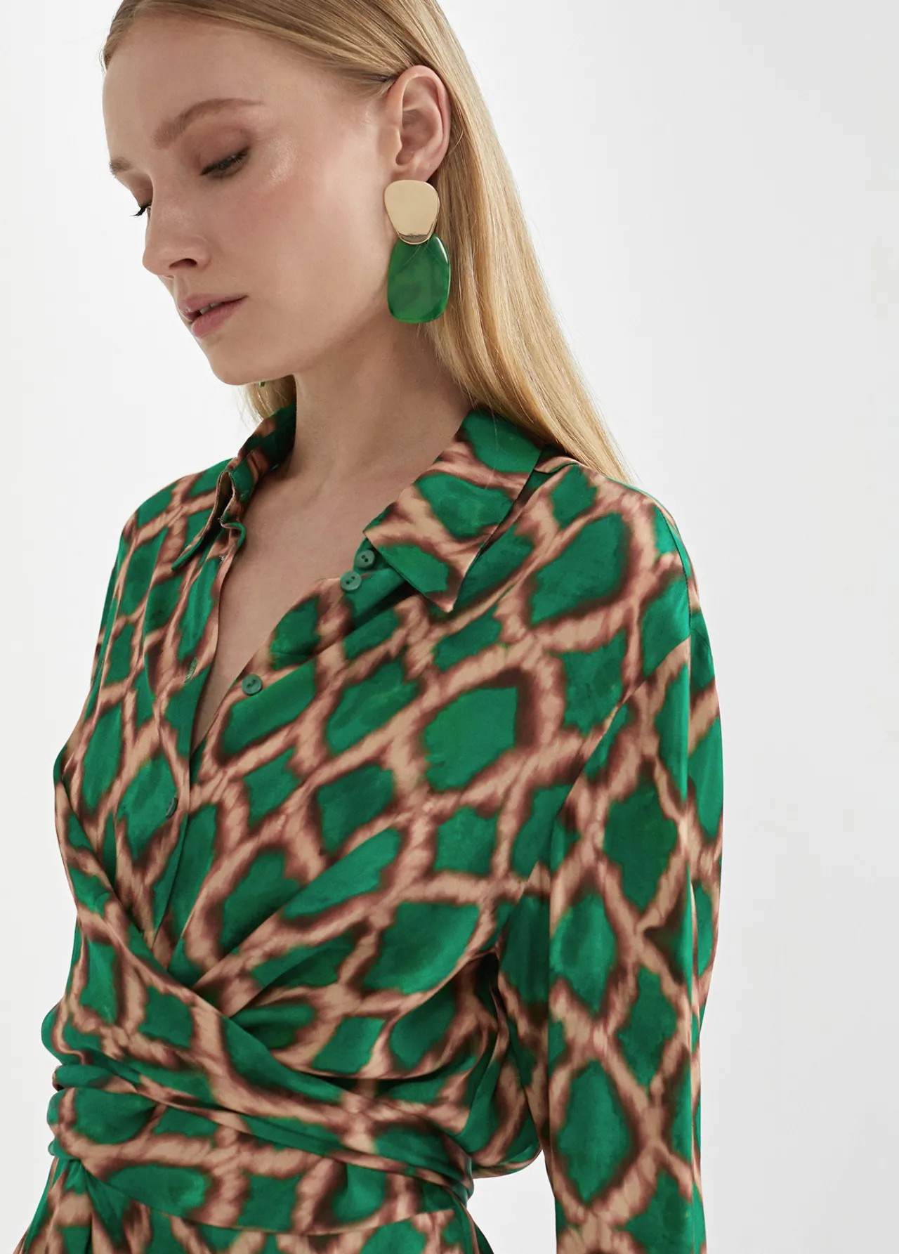 camisa_lazada_0.webp Lola Casademunt Camisas Y Blusas<Camisa lazada VERDE-MARRON