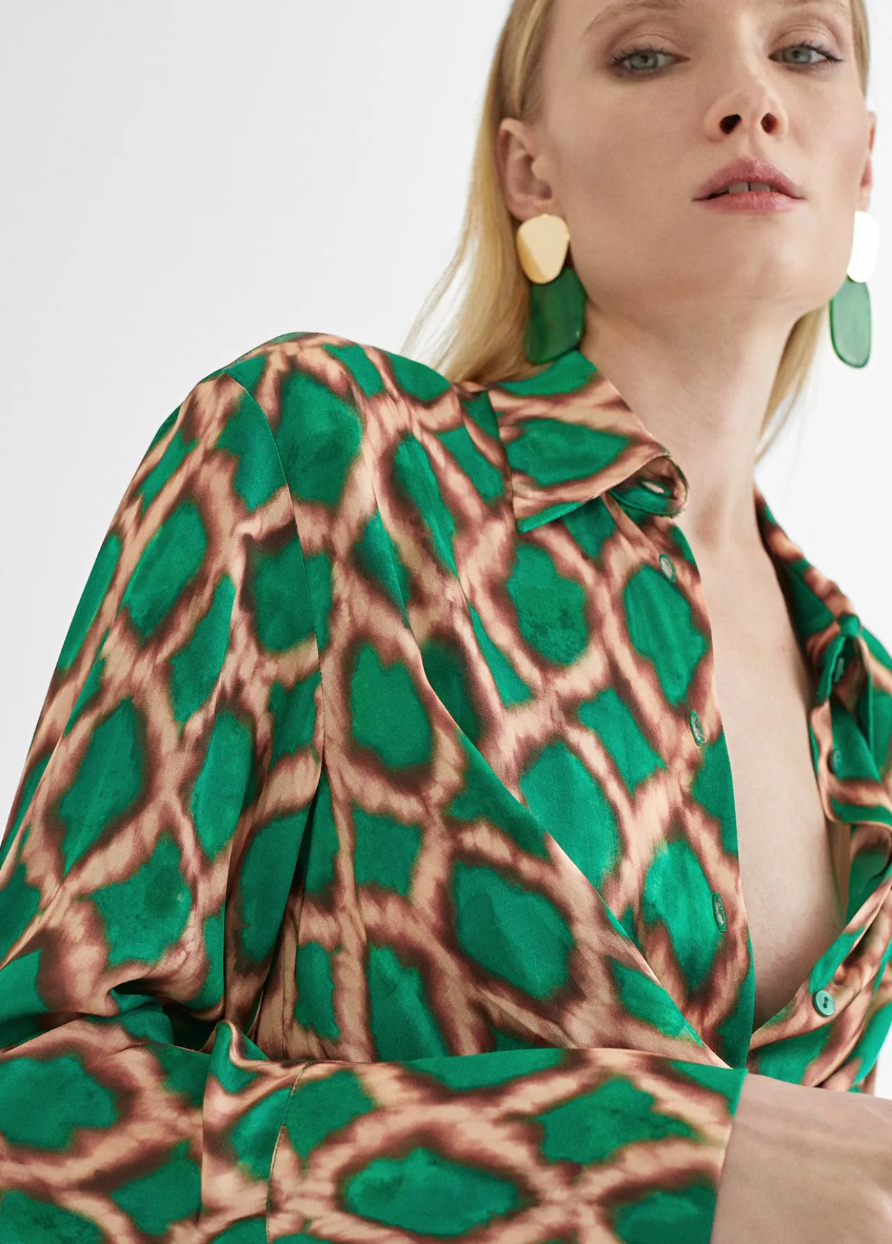 camisa_lazada_3.webp Lola Casademunt Camisas Y Blusas<Camisa lazada VERDE-MARRON