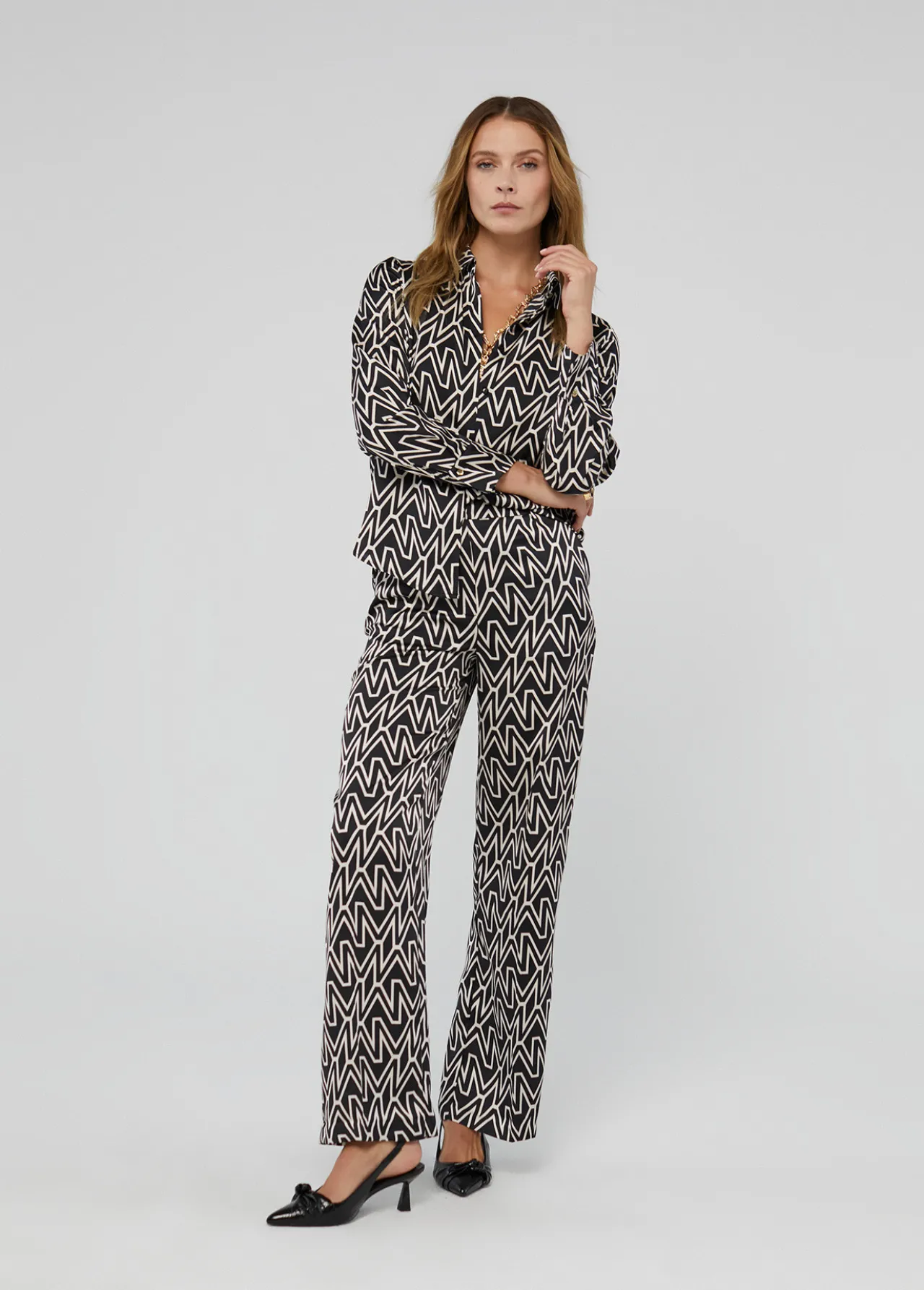 camisa_monograma_m_3.webp Lola Casademunt Camisas Y Blusas<Camisa monograma M NEGRO-CRUDO