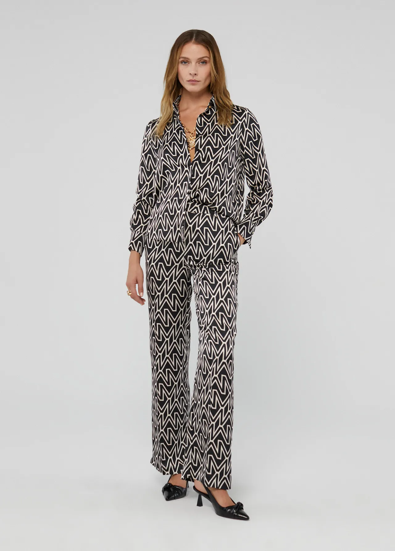camisa_monograma_m_6.webp Lola Casademunt Camisas Y Blusas<Camisa monograma M NEGRO-CRUDO