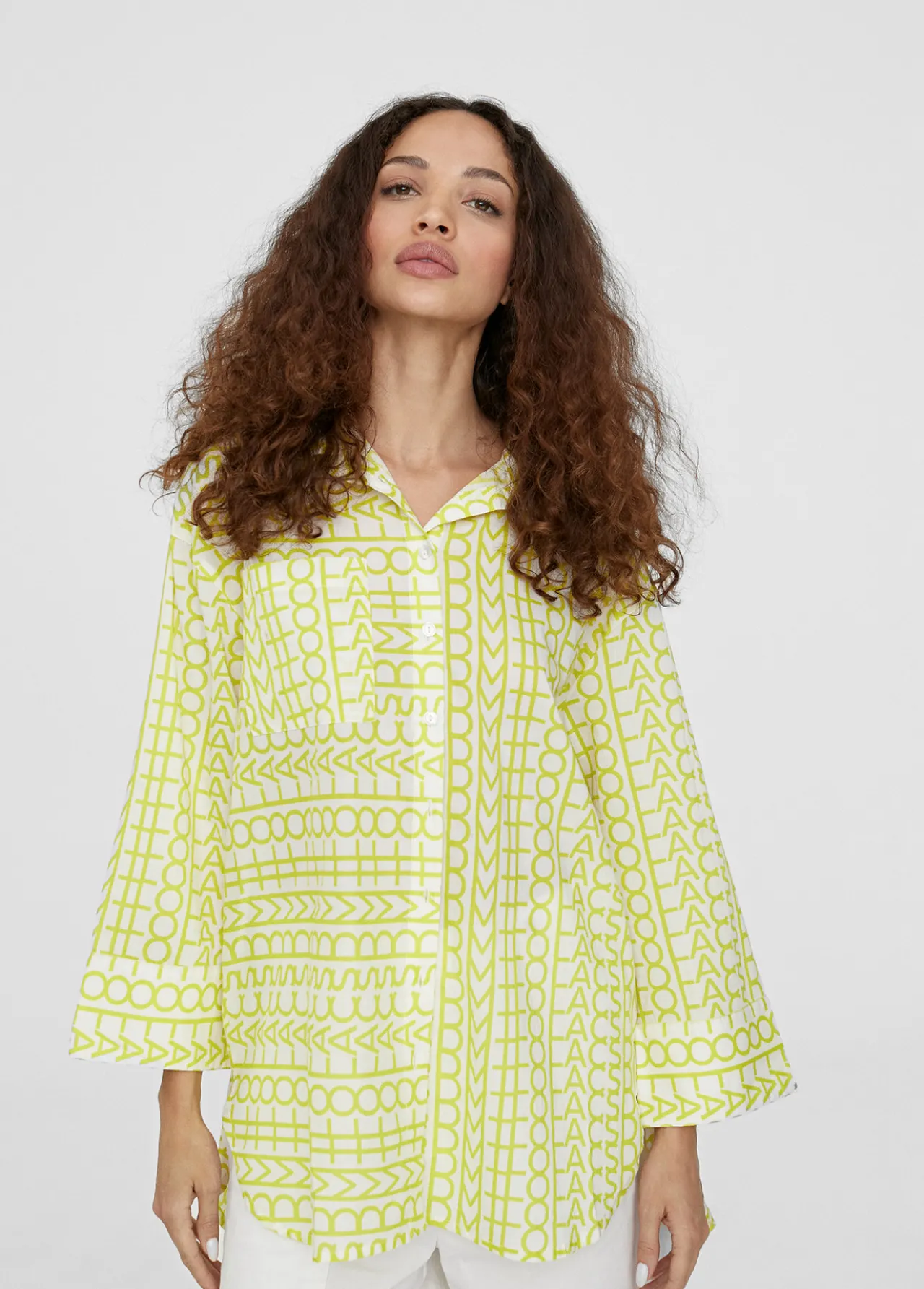 camisa_oversize_logomania_0.webp Lola Casademunt Camisas Y Blusas<Camisa oversize logomania AZULELECTRICO