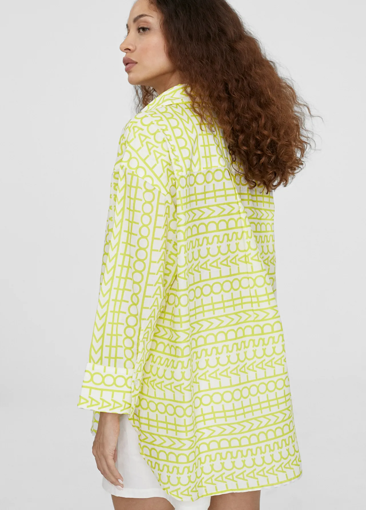 camisa_oversize_logomania_1.webp Lola Casademunt Camisas Y Blusas<Camisa oversize logomania AZULELECTRICO