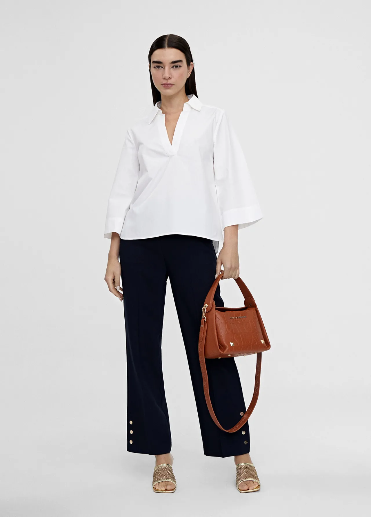 camisa_pico_manga_acampanada_0.webp Lola Casademunt Camisas Y Blusas<Camisa pico manga acampanada BLANCO
