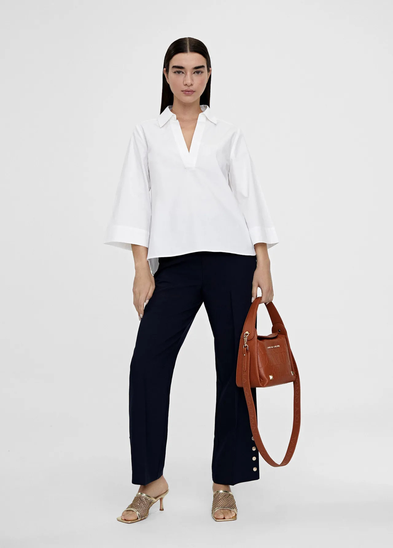 camisa_pico_manga_acampanada_4.webp Lola Casademunt Camisas Y Blusas<Camisa pico manga acampanada BLANCO