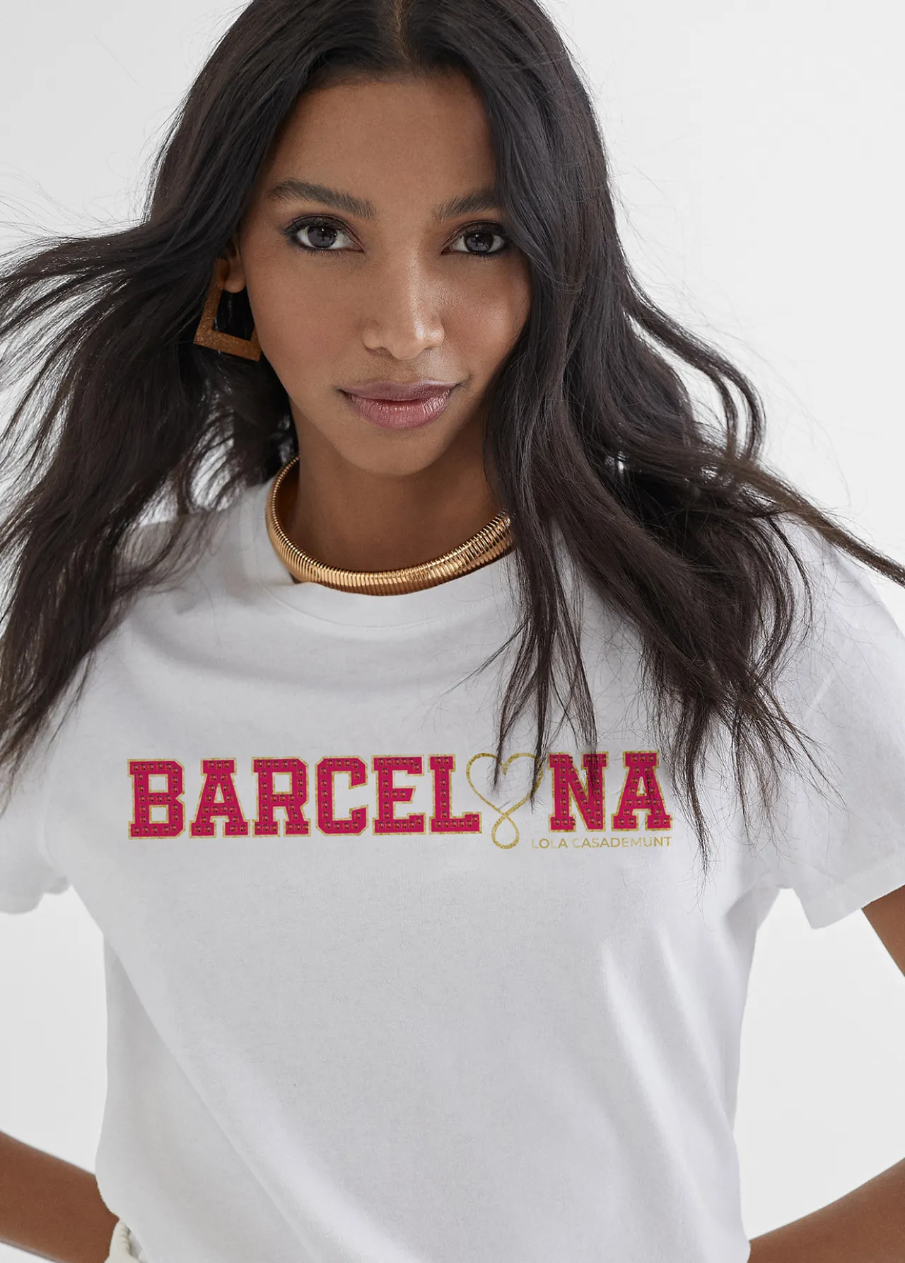 camiseta_bsica_barcelona_en_algodn___lola_casademunt_0.webp Lola Casademunt Camisetas Y Tops<Camiseta básica Barcelona en algodón 100% - Lola Casademunt BLANCO-ROJO