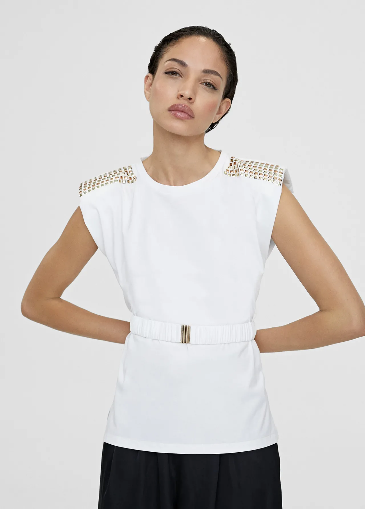 camiseta_con_cinturn_0.webp Lola Casademunt Camisetas Y Tops<Camiseta con cinturón BLANCO