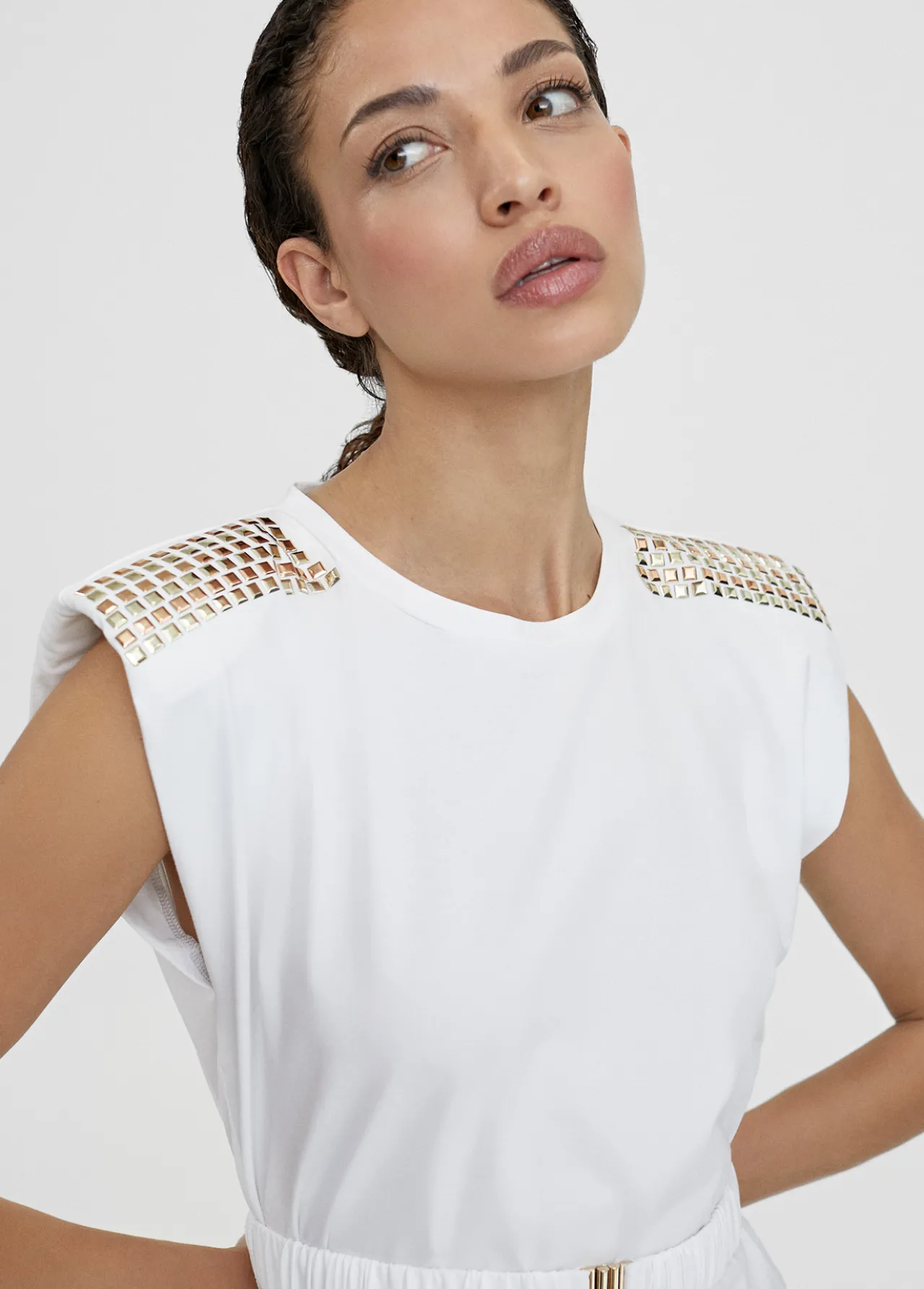 camiseta_con_cinturn_1.webp Lola Casademunt Camisetas Y Tops<Camiseta con cinturón BLANCO