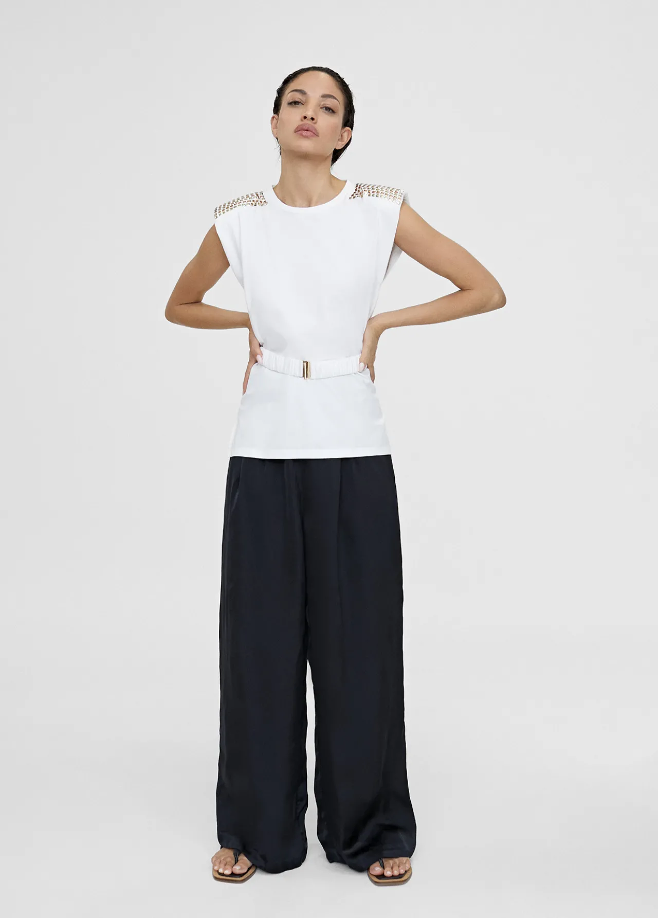 camiseta_con_cinturn_2.webp Lola Casademunt Camisetas Y Tops<Camiseta con cinturón BLANCO