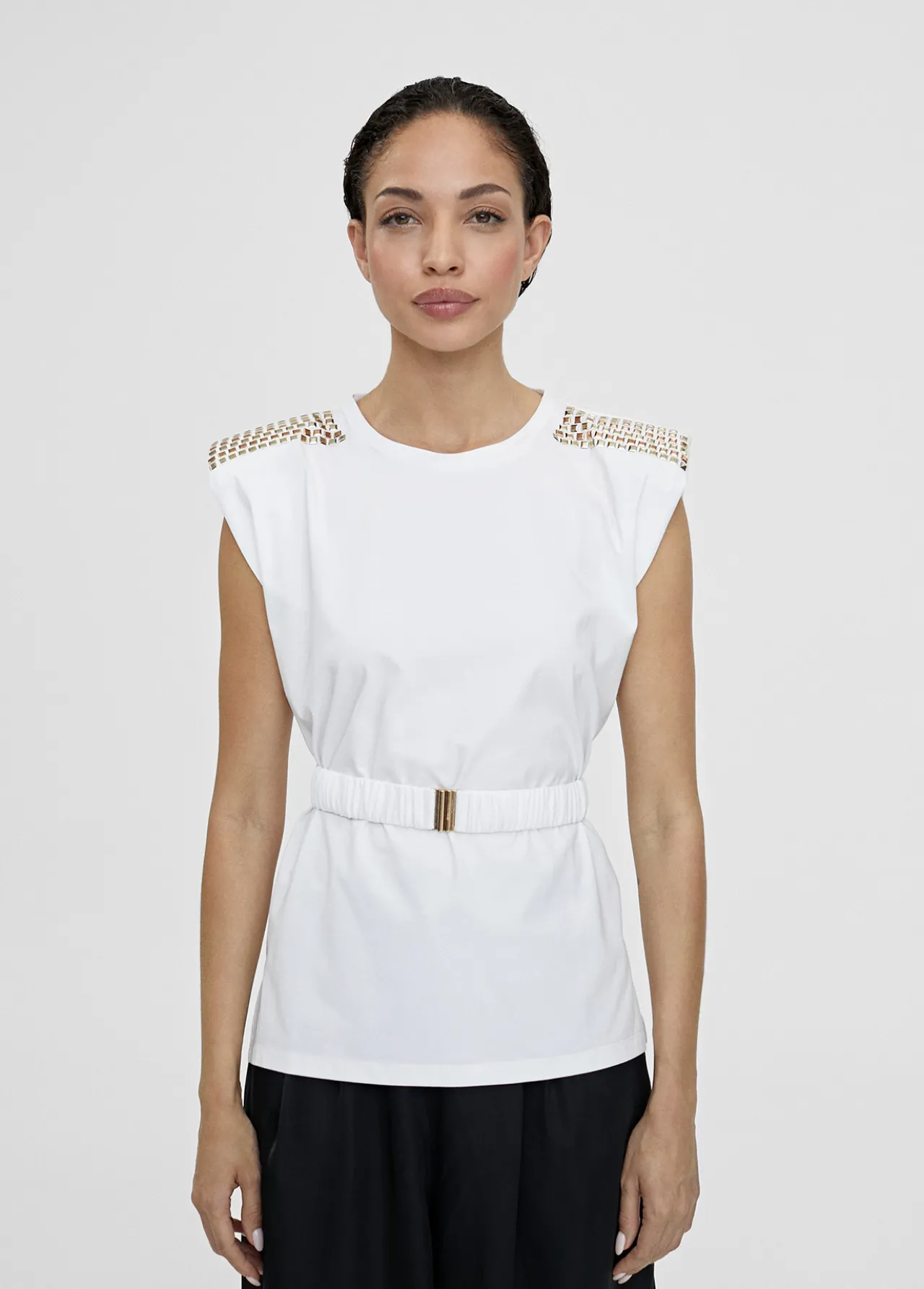 camiseta_con_cinturn_3.webp Lola Casademunt Camisetas Y Tops<Camiseta con cinturón BLANCO