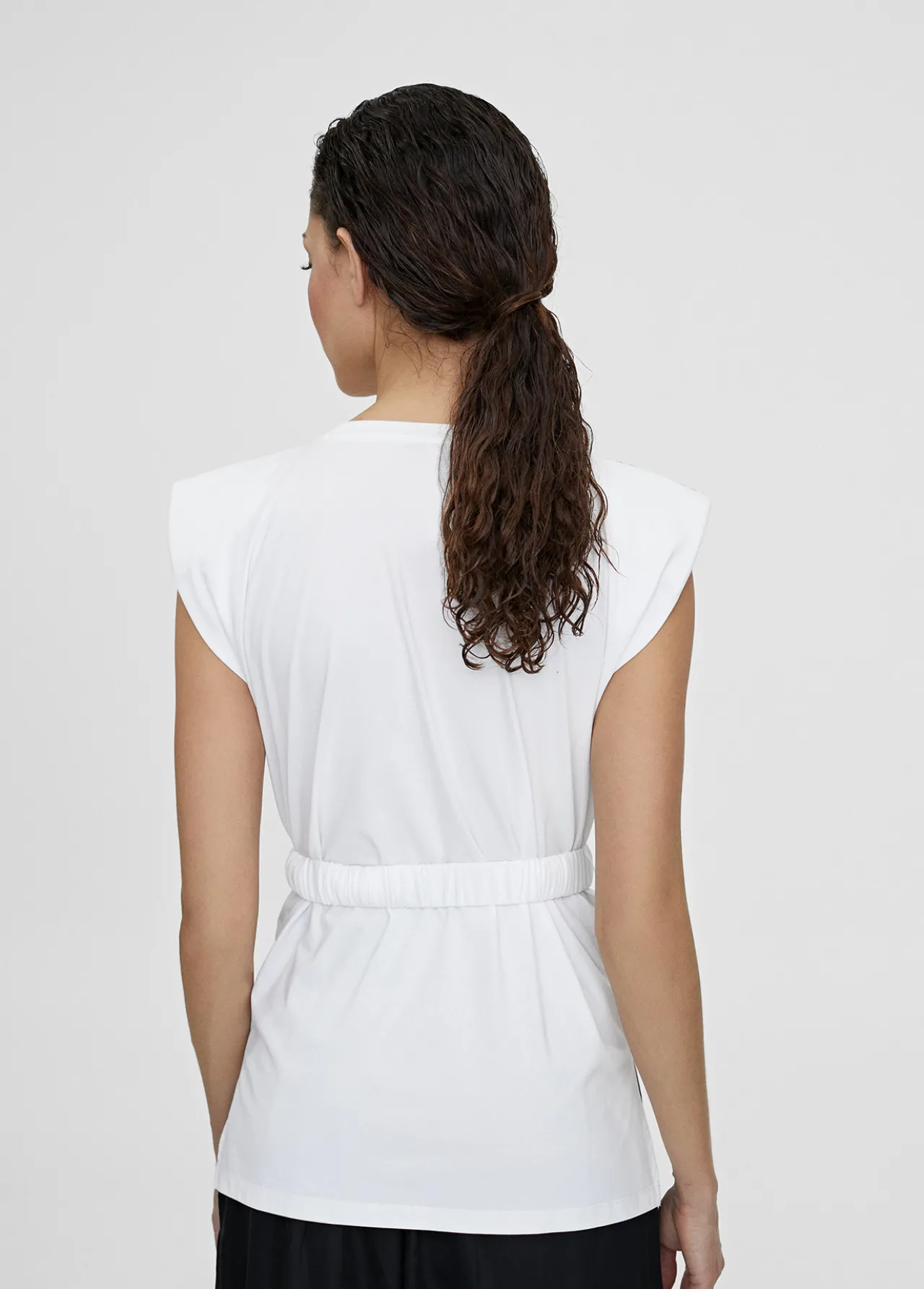 camiseta_con_cinturn_5.webp Lola Casademunt Camisetas Y Tops<Camiseta con cinturón BLANCO