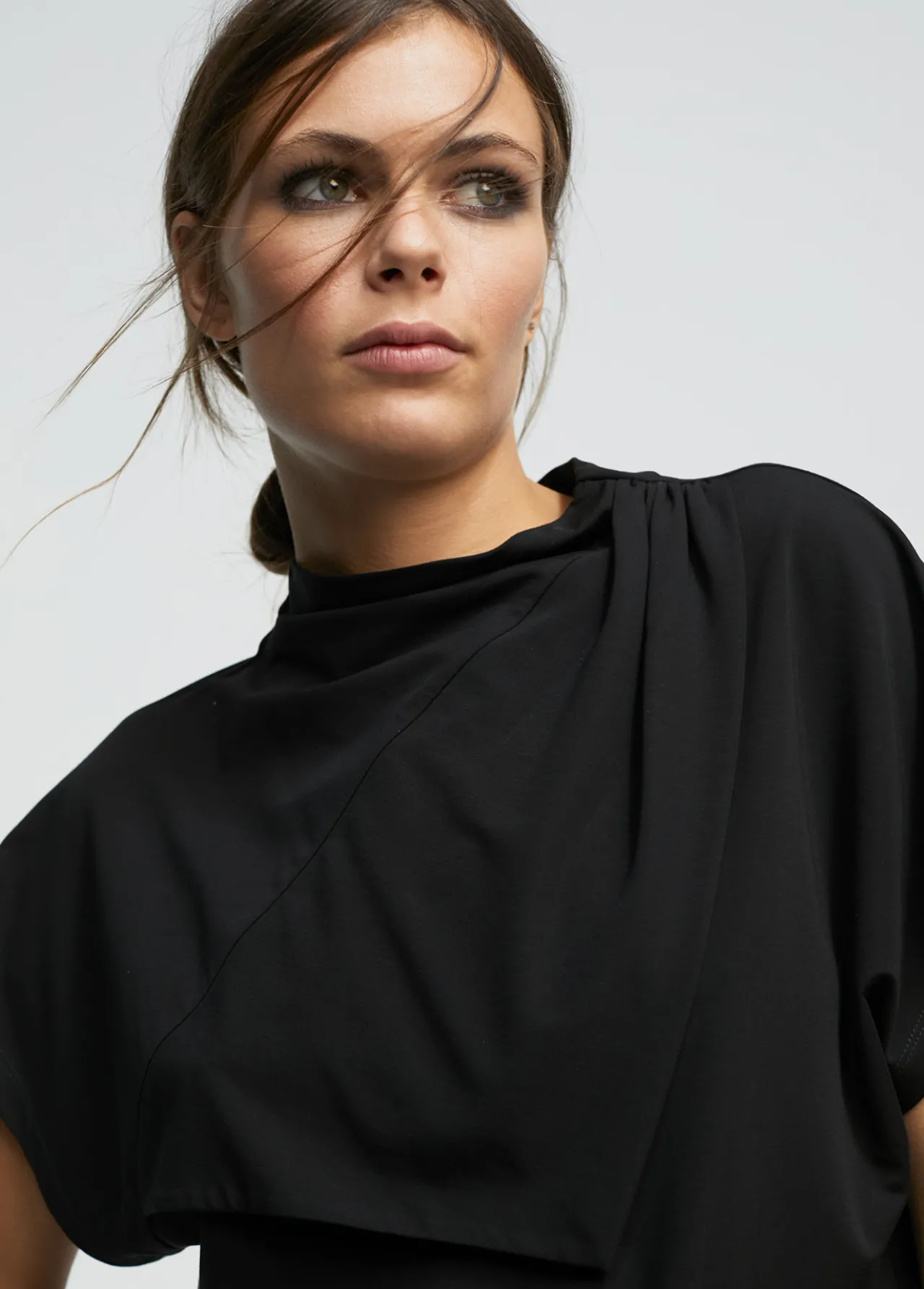 camiseta_cuello_perkins_3.webp Lola Casademunt Camisetas Y Tops<Camiseta cuello perkins NEGRO