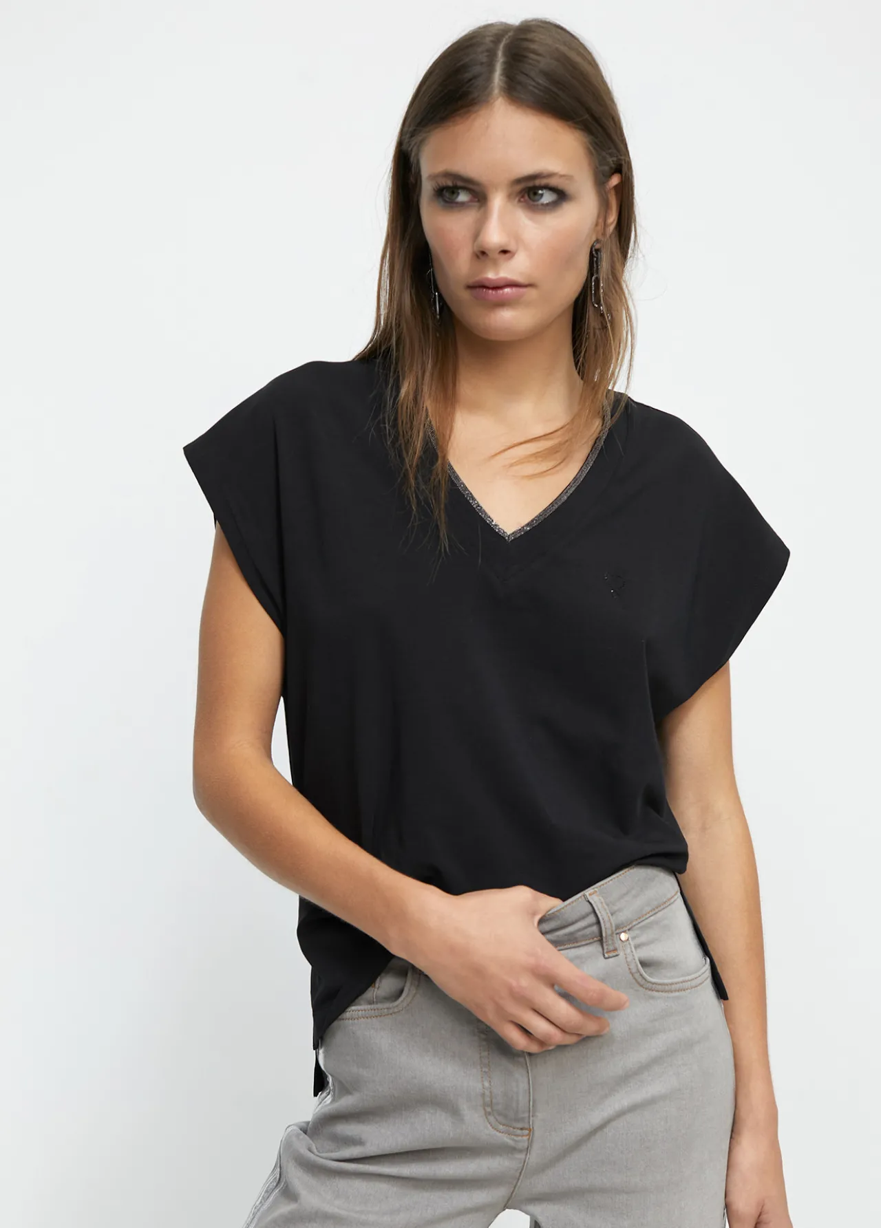 camiseta_detalle_cadena_0-1.webp Lola Casademunt Camisetas Y Tops<Camiseta detalle cadena NEGRO