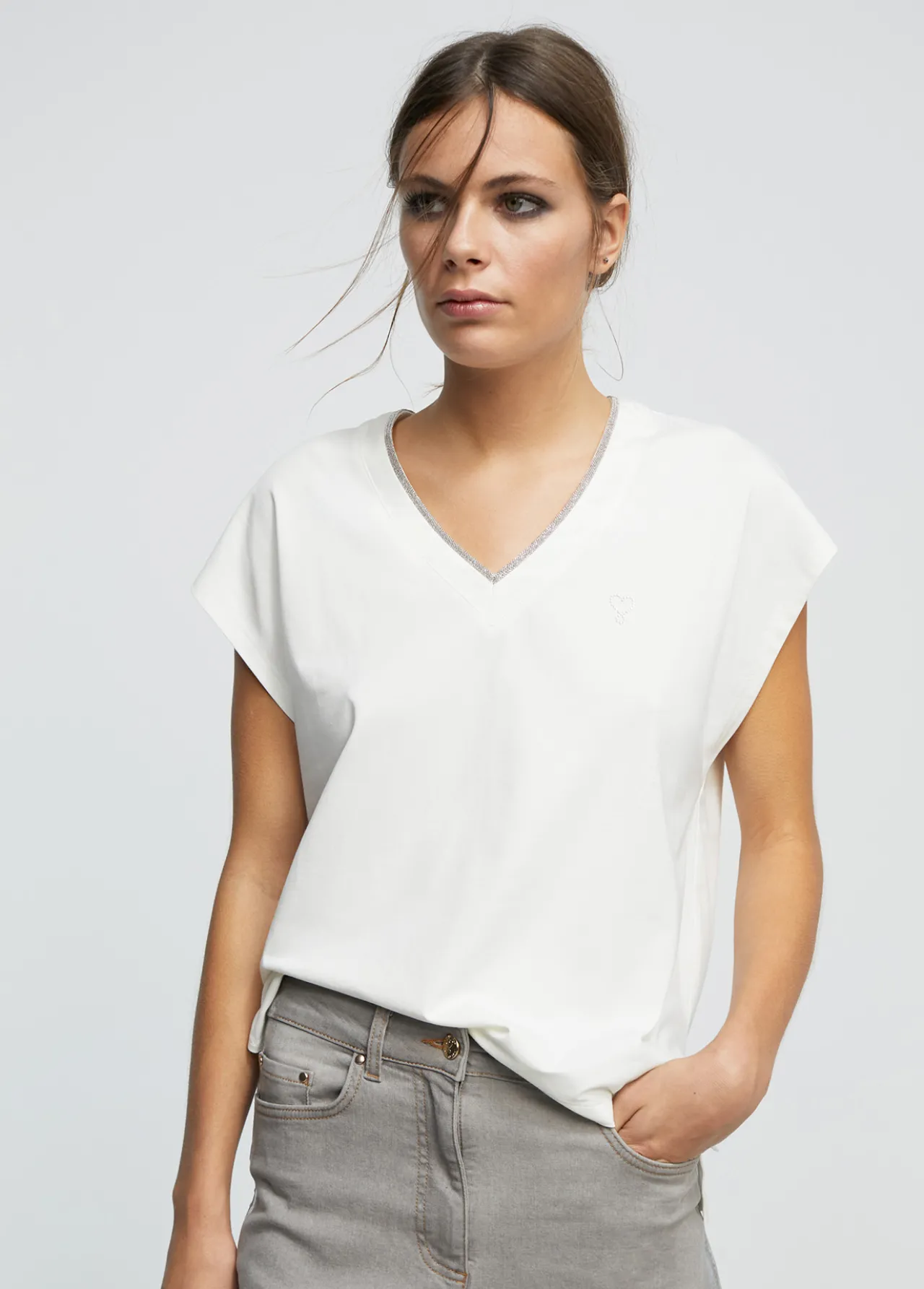camiseta_detalle_cadena_0.webp Lola Casademunt Camisetas Y Tops<Camiseta detalle cadena NEGRO
