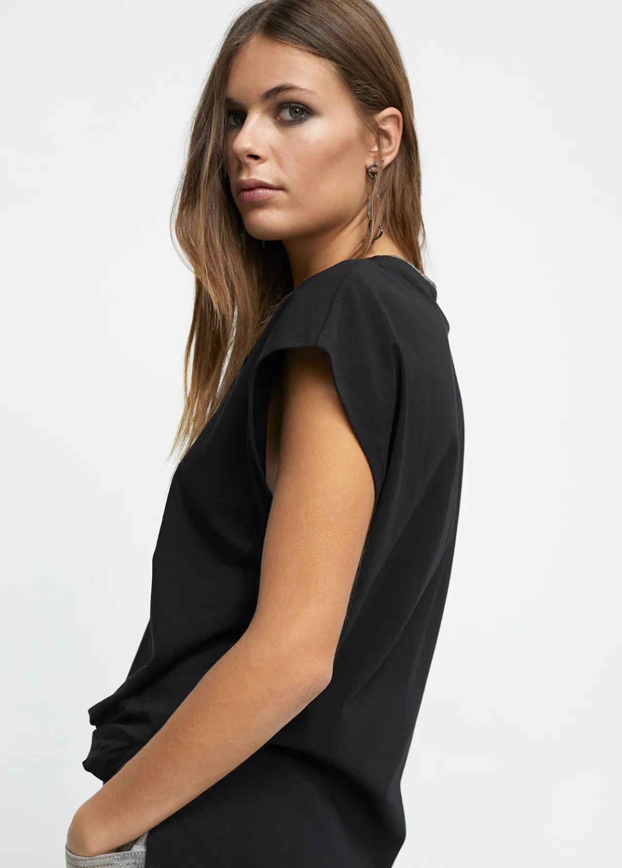 camiseta_detalle_cadena_2-1.webp Lola Casademunt Camisetas Y Tops<Camiseta detalle cadena NEGRO