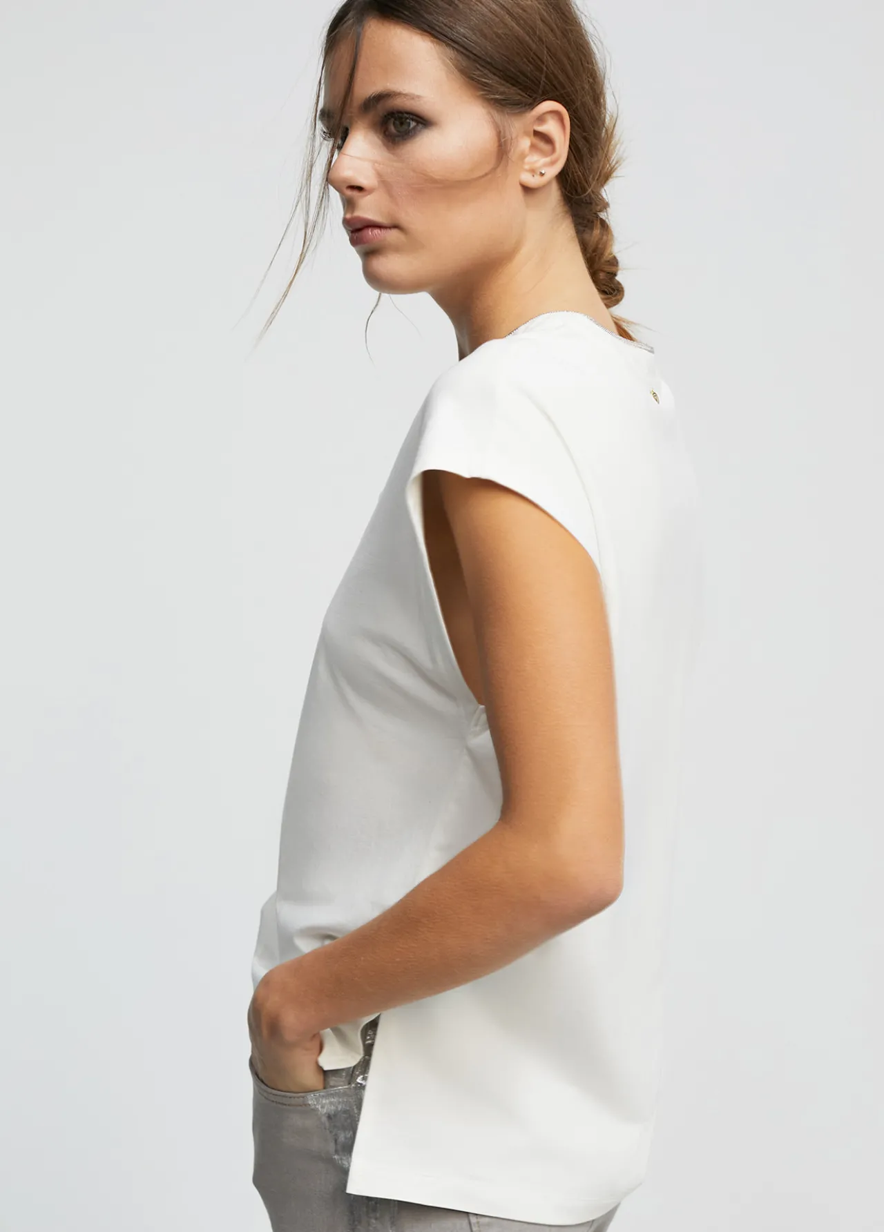 camiseta_detalle_cadena_2.webp Lola Casademunt Camisetas Y Tops<Camiseta detalle cadena NEGRO